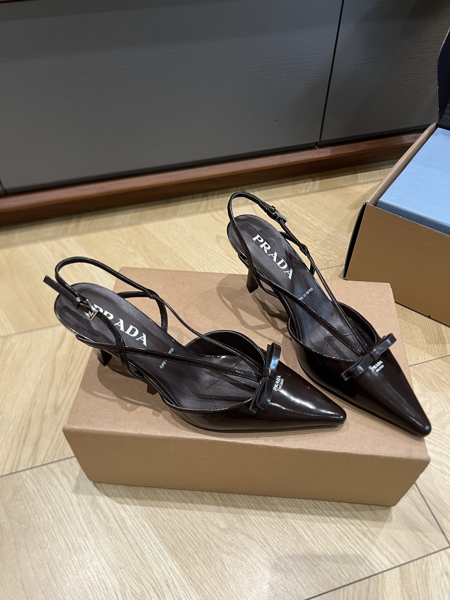 Женские черные босоножки Prada с острым носком