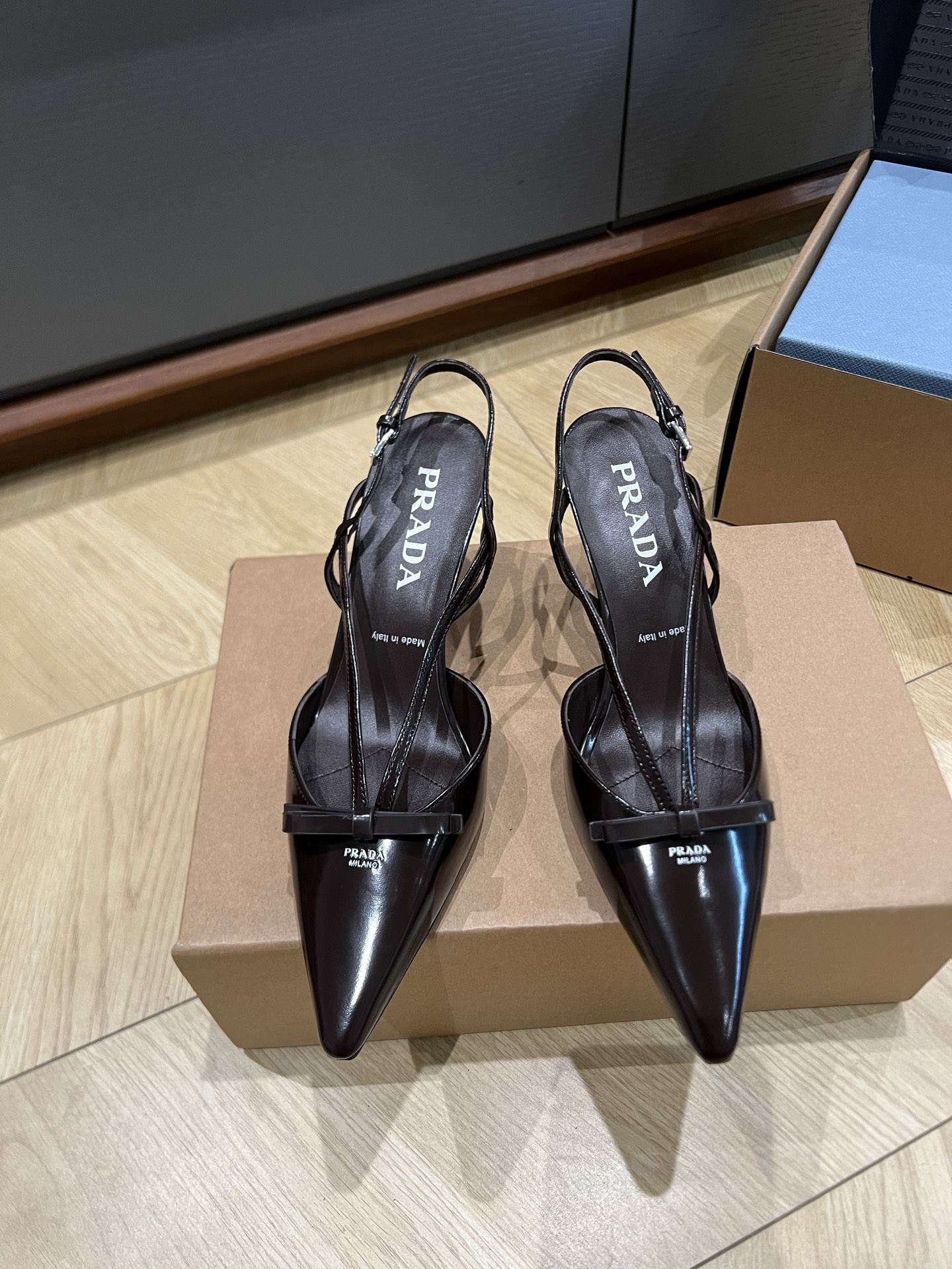 Женские черные босоножки Prada с острым носком