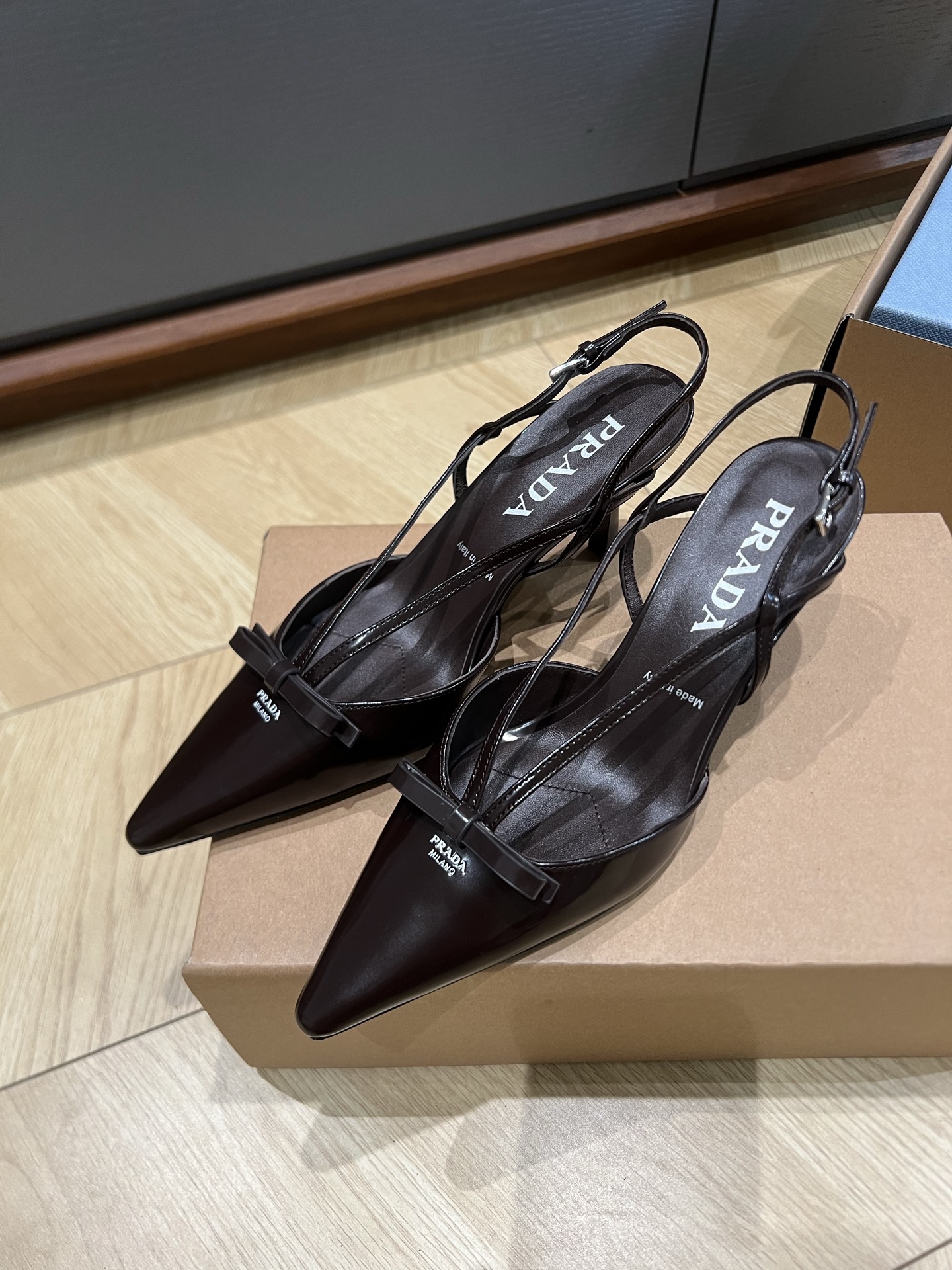 Женские черные босоножки Prada с острым носком