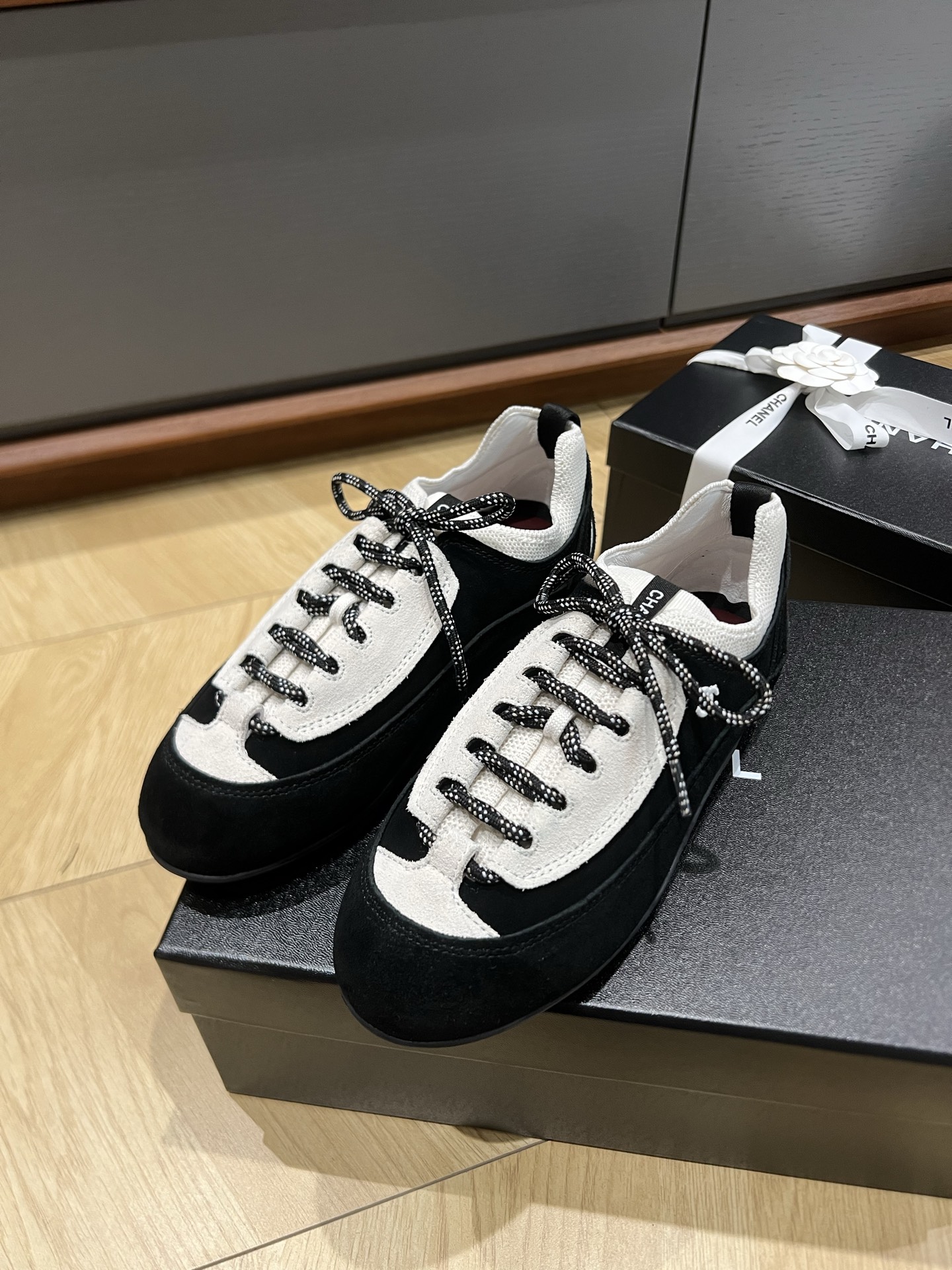 NO:922534,Channel Chanel 26a new sneakers from Guangzhou/panda color upper cowhide leather color combination custom fly weave lining mixed sheepskin//rubber combination bottom//full gift box packaging size 35/36/37/38/39/40 non-refundable, casual shoes/sports shoes, chanel, chanel, sneakers, sheepskin19860909莞产 Channel 香奈儿26a新款运动鞋/熊猫配色 鞋面牛猄皮拼色组合定制飞织 内里混种羊皮//橡胶组合底//礼盒全套包装 size35/36/37/38/39/定40不退换,休闲鞋/运动鞋,chanel,chanel,sneakers,sheepskin,Women's Shoes