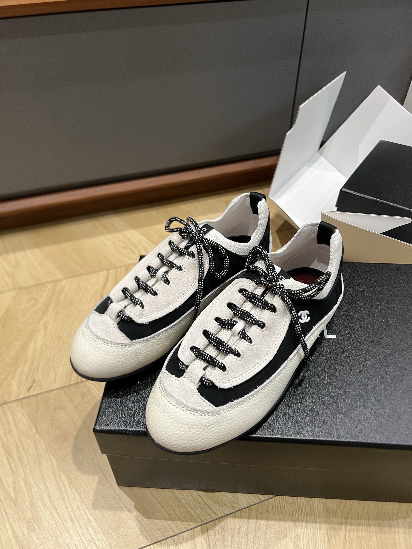 NO:922548,Channel Chanel 26a new sneakers from Guangzhou/panda color upper cowhide leather color combination custom fly weave lining mixed sheepskin//rubber combination bottom//full gift box packaging size 35/36/37/38/39/40 non-refundable, casual shoes/sports shoes, chanel, chanel, sneakers, sheepskin19860909莞产 Channel 香奈儿26a新款运动鞋/熊猫配色 鞋面牛猄皮拼色组合定制飞织 内里混种羊皮//橡胶组合底//礼盒全套包装 size35/36/37/38/39/定40不退换,休闲鞋/运动鞋,chanel,chanel,sneakers,sheepskin,Women's Shoes