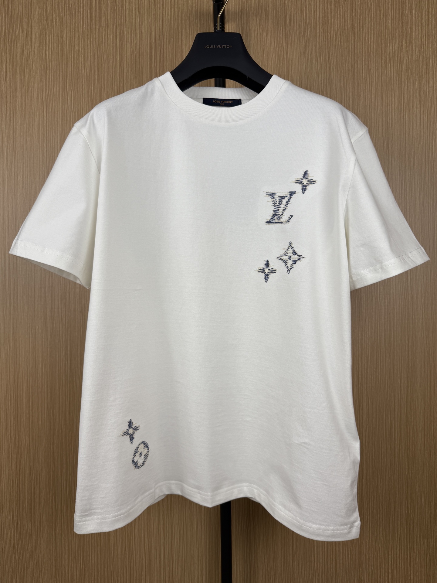NO:862656,LOUIS VUITTON Contrast color thread embroidery colorful T-shirt Original: Purchased and developed for 10400 Fabric: Cotton Craftsmanship: Imported Behringer embroidery Version: Exquisite and comfortable Size:  Compared with domestic machines, the advantages of machine production are finer stitching and perfect thread routing. Especially the fineness of detail processing is unmatched by domestic machines. The bottom of the embroidery is fully automatically collected and there are no residual threads. The pattern restoration degree is almost 11 (the original version is basically embroidered by this machine). Customized accessories, complete three labels, same style for men and women! Item No. 3204, Louis Vuitton-clothing, louis vuitton, louis vuitton, tees, t-shirt,19860909LOUIS VUITTON 撞色线绣彩花T恤 原版: 10400购入开发 面料: 棉质 工艺: 进口百灵达刺绣 版型: 精致 舒适 尺码 :XS-S-M-L 描述: 本款轻盈夏日棉质 T 恤质感柔和,饰有本系列标志性 Monogram Sashiko 刺绣 生产机器百灵达（全进口百万级别绣花机） 机器生产优点相对比国产机针法细腻,走线完美,特别是细节之处处理精细程度是国产机无法比拟的,绣花底部全自动收钱,0残留线头.花型还原度几乎达到11（原版基本也是这个机器绣的）.定制辅料,三标齐全,男女同款! 货号3204,路易威登-服装,louis vuitton,louis vuitton,tees，t-shirt,,Women's clothing