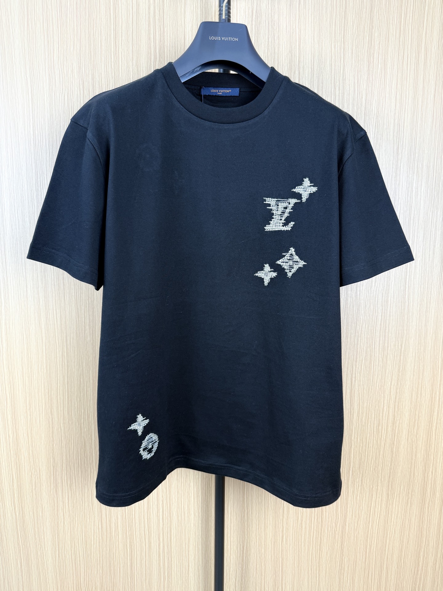 NO:862647,Black LOUIS VUITTON contrasting thread embroidered flower T-shirt Original: Purchased and developed for 10400 Fabric: Cotton Craftsmanship: Imported Behringer embroidery Style: Exquisite and comfortable Size:  Compared with domestic machines, the advantages of machine production are finer stitching and perfect thread routing. Especially the fineness of detail processing is unmatched by domestic machines. The bottom of the embroidery is fully automatically collected and there are no residual threads. The pattern restoration degree is almost 11 (the original version is basically embroidered by this machine). Customized accessories, complete three labels, same style for men and women! Item No. 3204, Louis Vuitton-clothing, louis vuitton, louis vuitton, tees, t-shirt,19860909黑色 LOUIS VUITTON 撞色线绣彩花T恤 原版: 10400购入开发 面料: 棉质 工艺: 进口百灵达刺绣 版型: 精致 舒适 尺码 :XS-S-M-L 描述: 本款轻盈夏日棉质 T 恤质感柔和,饰有本系列标志性 Monogram Sashiko 刺绣 生产机器百灵达（全进口百万级别绣花机） 机器生产优点相对比国产机针法细腻,走线完美,特别是细节之处处理精细程度是国产机无法比拟的,绣花底部全自动收钱,0残留线头.花型还原度几乎达到11（原版基本也是这个机器绣的）.定制辅料,三标齐全,男女同款! 货号3204,路易威登-服装,louis vuitton,louis vuitton,tees，t-shirt,,Women's clothing