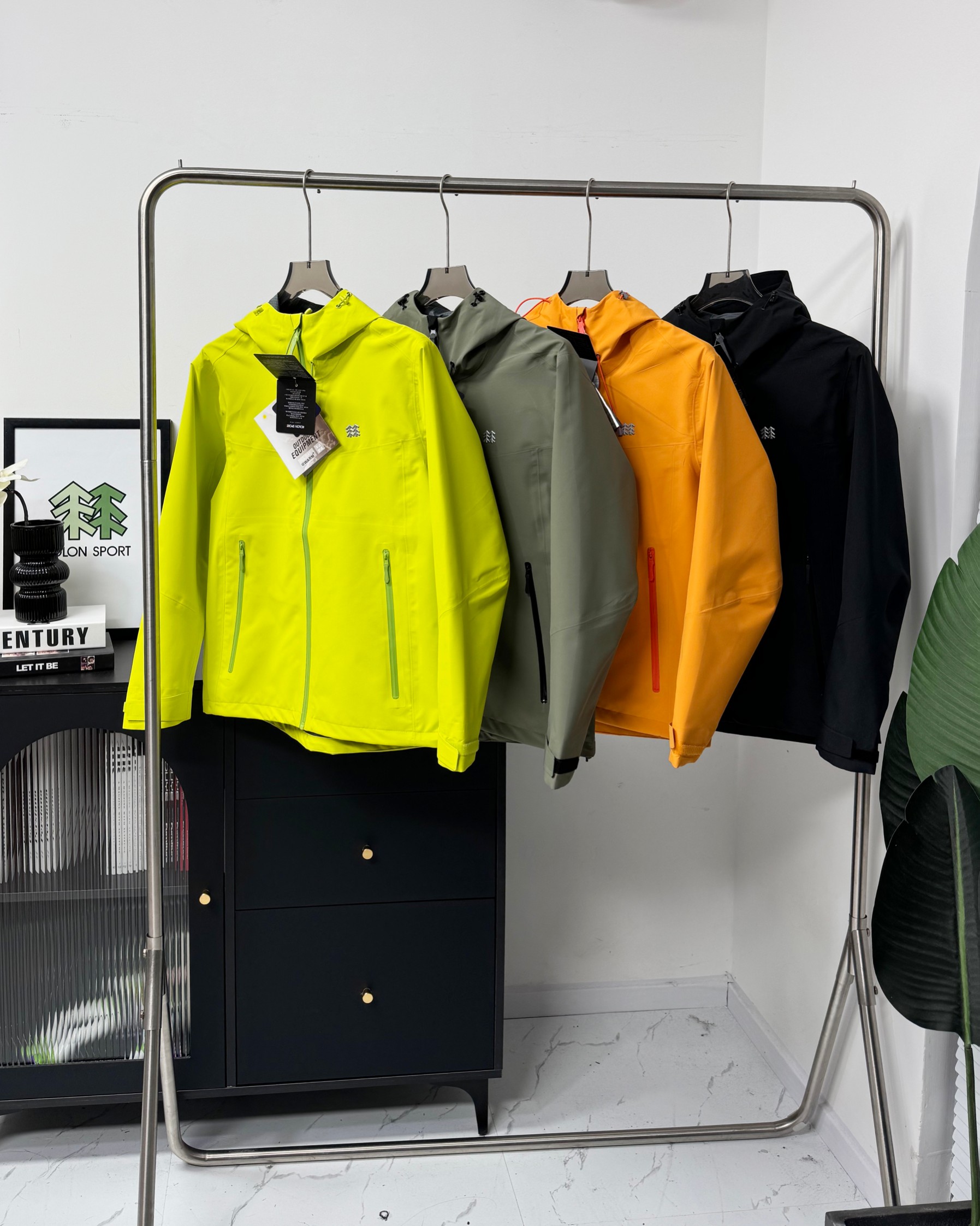 《高端品质 溢胶版》 科隆外压胶连帽冲锋衣v领登山透气防风防水软壳冲锋衣 1️⃣科隆全新软壳冲锋衣夹克,gtx 户外防水硬壳向导级冲锋衣,机能夹克. 户外天花板级别的凯乐石 2️⃣海外柜子8k出头的价格也抵挡不住大家的喜爱,爆火的颜色柜里也是一件难求~ 防风防雨又耐磨,适合户外的各种运动. 硬壳全压胶冲锋衣夹克,平台可是吹爆了这款单层压胶冲锋衣. 3️⃣软壳冲锋衣 面料柔软 舒适性强? 秋秋季户外活动 抗风防雨 功能性强大. 即使你要去户外登山 徒步 旅游,这款可以做到全天候的身体防护. 4️⃣gore tex防水功能性面料,即使多次洗涤外层渗腋下透气拉链可以做到保温和散湿的功能. 全压胶,内里见不到一条明线!印花的logo字母,工整完美. 5️⃣而袖口的魔术贴楼可以做到随意调节. ⚠️⚠️前短后长的设计,可以完美达到包臀的效果. 6️⃣帽子上搭配了弹力拉绳,机车运动时可以做到贴合面部,完全闭风. 颜色:青柠绿. 石莲灰.活力橙. 玄青黑 衣长 胸围 摆围 肩宽 袖长 建议体重(斤) M 69 104 102 43 60.5 100-125 L 71 109 107 45 62 125-145 XL 73 114 112 47 63.5 145-160 2XL 75 119 117 49 65 160-180 3XL 77 124 122 51 66.5 180-200