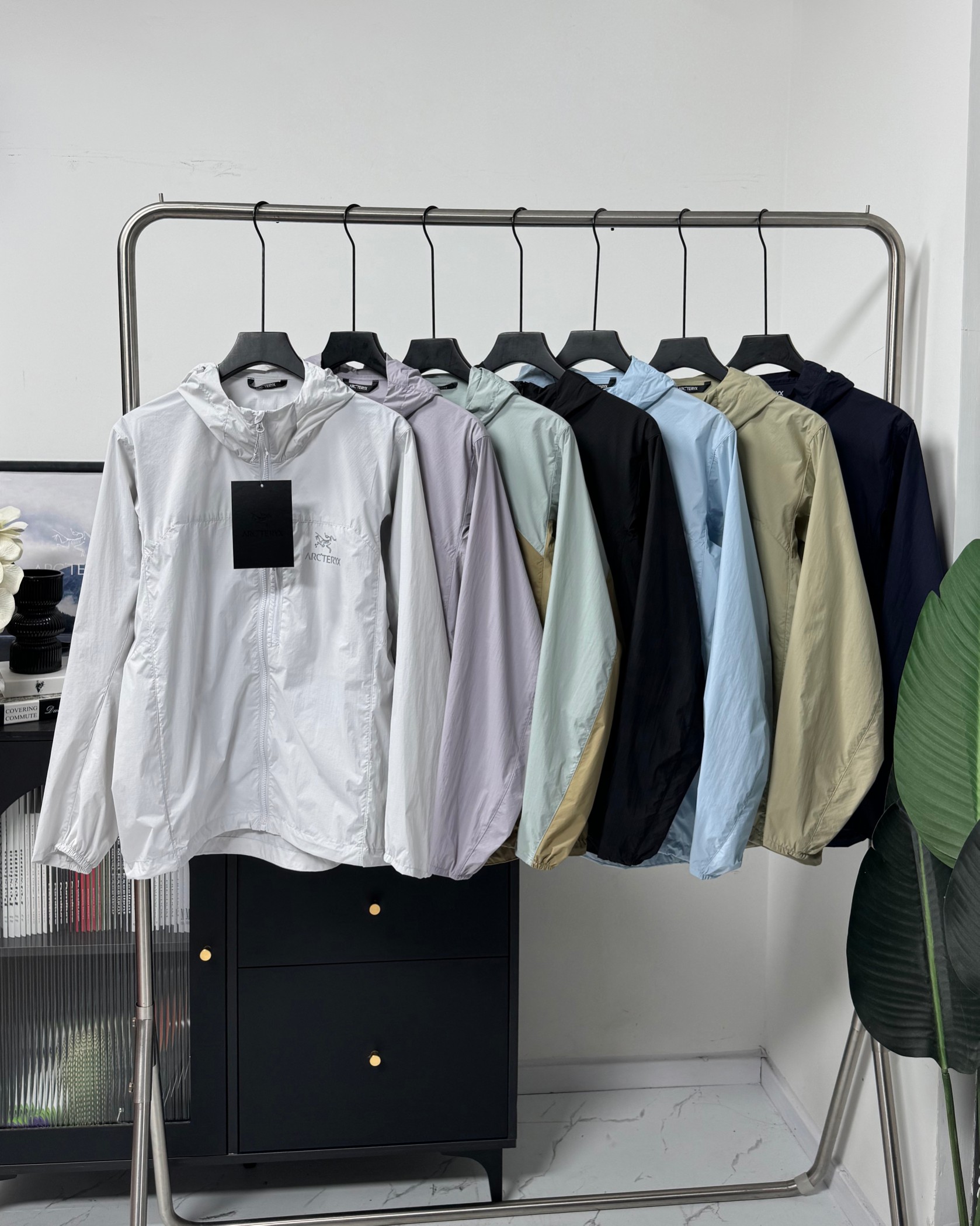 💰120
原版定制1:1】【高品质男女同款】
《𝐀𝐑𝐂‘𝐓𝐄𝐑𝐘𝐗 /始祖鸟 SQUAMISH男女同款HOODY防晒衣皮肤衣风壳透气防风》

1️⃣始祖鸟25年夏季新品情侣款跑步系列运动健身夜跑夏季透气梭织上衣外套
机能薄型夹克小冲锋衣皮肤衣防晒衣！

2️⃣男女同款可配情侣装！最新款，夏季必备！高端品质无敌！
进口科技防晒面料，具备优异的高弹性原纱防晒，可反复水洗，防晒更持久阻隔紫外线高达99%不闷不热更透气空气、面料与肌肤形成汽热微循环，始终保持凉感！

3️⃣适用于远足徒步、日常旅行等多种户外运动。采用Windwall防风面料、面料特别密、经过防泼水处理、具有出色的防水防风性能、为户外活动提供舒适的防护…

4️⃣设计简约大气、老少皆宜、亲子穿着、春夏户外活动旅行必不可少…连帽设计、更好的包裹性能更好防护你，拉链安全口袋、放置小物件非常实用最为闪亮拒绝平庸…个性鲜明、时尚运动兼备！立体裁剪 层次分明、立体十足…彰显档次感！

颜色：棕拼色 极地黑  原子灰  藏青  虎尾草绿  以太蓝  暗雾紫

尺码：S—XXL

S：胸围104肩宽44袖长60.5衣长67
M 胸围108 肩宽45.5 袖长61.5 衣长69
L 胸围112 肩宽47 袖长62.5 衣长71
XL 胸围116 肩宽48.5 袖长63.5 衣长73
XXL 胸围120 肩宽50 袖长64.5 衣长75
            身高体重推荐
S（155-165  120斤以下）
M （160-170  120—140斤）
L （170-175  140-160斤）
XL（175-180 160-180斤）
XXL（180-185 180-210斤）