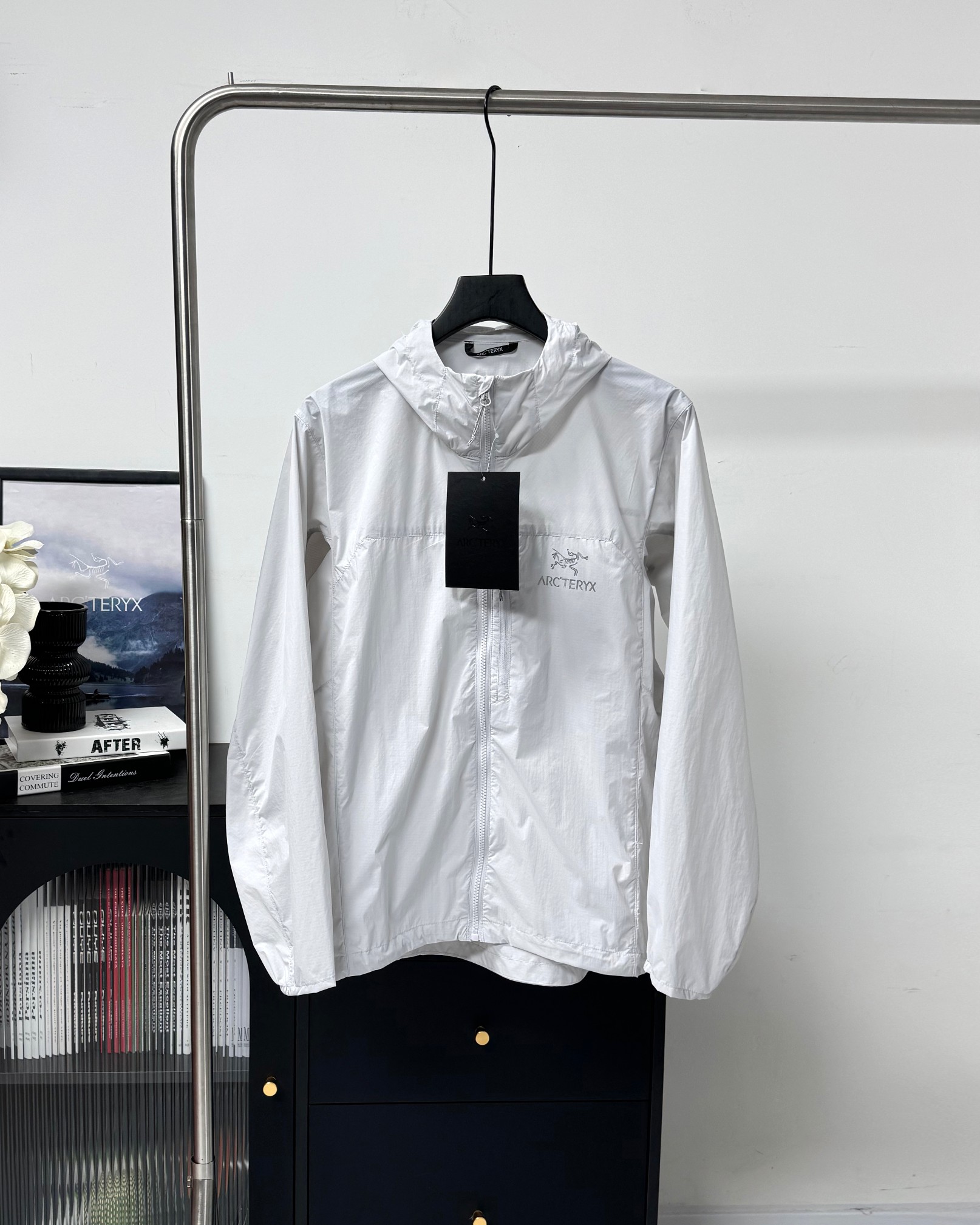 💰120
原版定制1:1】【高品质男女同款】
《𝐀𝐑𝐂‘𝐓𝐄𝐑𝐘𝐗 /始祖鸟 SQUAMISH男女同款HOODY防晒衣皮肤衣风壳透气防风》
1️⃣始祖鸟25年夏季新品情侣款跑步系列运动健身夜跑夏季透气梭织上衣外套
机能薄型夹克小冲锋衣皮肤衣防晒衣!
2️⃣男女同款可配情侣装!最新款,夏季必备!高端品质无敌!
进口科技防晒面料,具备优异的高弹性原纱防晒,可反复水洗,防晒更持久阻隔紫外线高达99%不闷不热更透气空气、面料与肌肤形成汽热微循环,始终保持凉感!
3️⃣适用于远足徒步、日常旅行等多种户外运动。采用Windwall防风面料、面料特别密、经过防泼水处理、具有出色的防水防风性能、为户外活动提供舒适的防护…
4️⃣设计简约大气、老少皆宜、亲子穿着、春夏户外活动旅行必不可少…连帽设计、更好的包裹性能更好防护你,拉链安全口袋、放置小物件非常实用最为闪亮拒绝平庸…个性鲜明、时尚运动兼备!立体裁剪 层次分明、立体十足…彰显档次感!
颜色:棕拼色 极地黑 原子灰 藏青 虎尾草绿 以太蓝 暗雾紫
尺码:S—XXL
S:胸围104肩宽44袖长60.5衣长67
M 胸围108 肩宽45.5 袖长61.5 衣长69
L 胸围112 肩宽47 袖长62.5 衣长71
XL 胸围116 肩宽48.5 袖长63.5 衣长73
XXL 胸围120 肩宽50 袖长64.5 衣长75
身高体重推荐
S(155-165 120斤以下)
M (160-170 120—140斤)
L (170-175 140-160斤)
XL(175-180 160-180斤)
XXL(180-185 180-210斤)