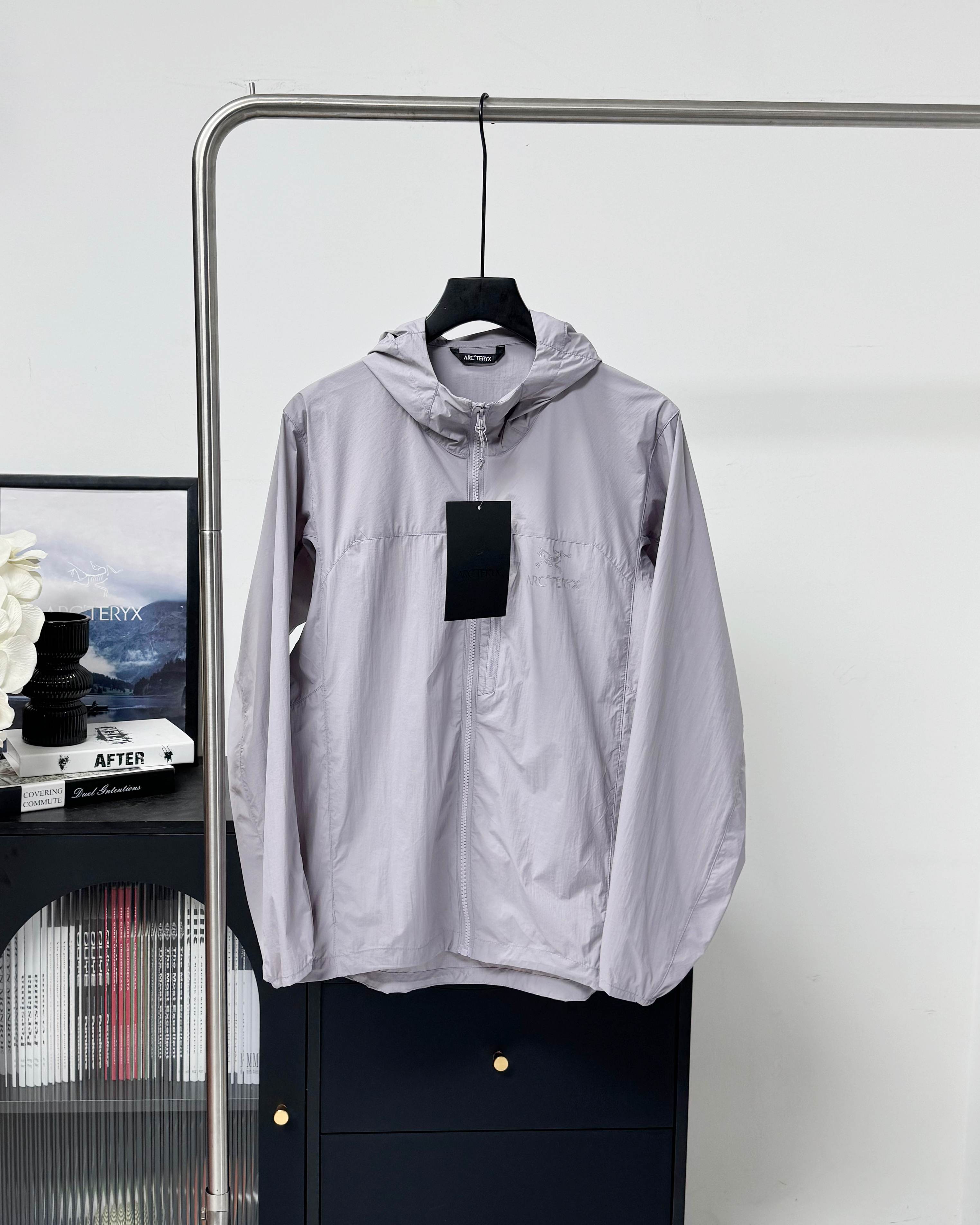 💰120
原版定制1:1】【高品质男女同款】
《𝐀𝐑𝐂‘𝐓𝐄𝐑𝐘𝐗 /始祖鸟 SQUAMISH男女同款HOODY防晒衣皮肤衣风壳透气防风》
1️⃣始祖鸟25年夏季新品情侣款跑步系列运动健身夜跑夏季透气梭织上衣外套
机能薄型夹克小冲锋衣皮肤衣防晒衣!
2️⃣男女同款可配情侣装!最新款,夏季必备!高端品质无敌!
进口科技防晒面料,具备优异的高弹性原纱防晒,可反复水洗,防晒更持久阻隔紫外线高达99%不闷不热更透气空气、面料与肌肤形成汽热微循环,始终保持凉感!
3️⃣适用于远足徒步、日常旅行等多种户外运动。采用Windwall防风面料、面料特别密、经过防泼水处理、具有出色的防水防风性能、为户外活动提供舒适的防护…
4️⃣设计简约大气、老少皆宜、亲子穿着、春夏户外活动旅行必不可少…连帽设计、更好的包裹性能更好防护你,拉链安全口袋、放置小物件非常实用最为闪亮拒绝平庸…个性鲜明、时尚运动兼备!立体裁剪 层次分明、立体十足…彰显档次感!
颜色:棕拼色 极地黑 原子灰 藏青 虎尾草绿 以太蓝 暗雾紫
尺码:S—XXL
S:胸围104肩宽44袖长60.5衣长67
M 胸围108 肩宽45.5 袖长61.5 衣长69
L 胸围112 肩宽47 袖长62.5 衣长71
XL 胸围116 肩宽48.5 袖长63.5 衣长73
XXL 胸围120 肩宽50 袖长64.5 衣长75
身高体重推荐
S(155-165 120斤以下)
M (160-170 120—140斤)
L (170-175 140-160斤)
XL(175-180 160-180斤)
XXL(180-185 180-210斤)