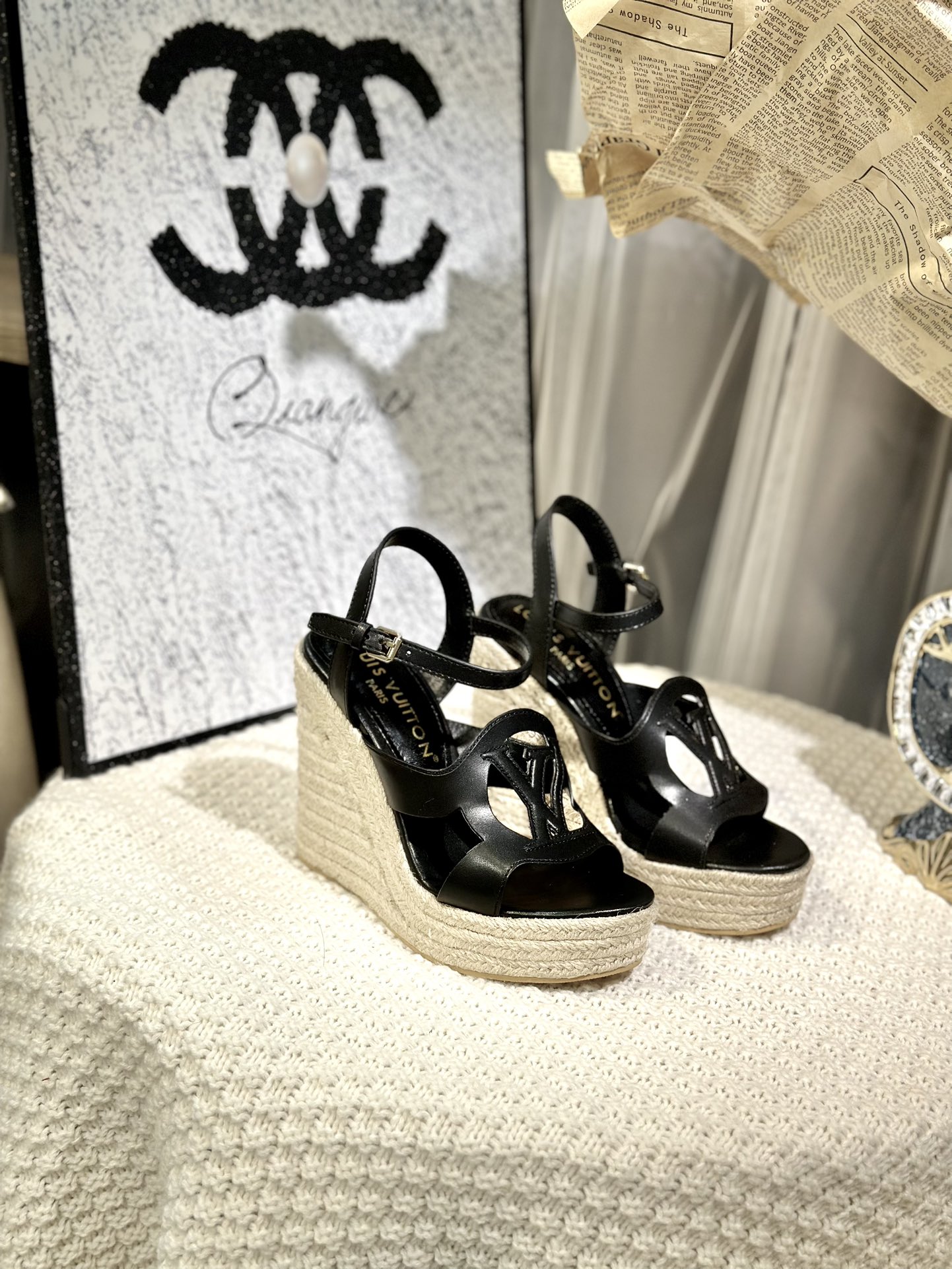 NO:404903,Spring style, broken heel series, top version, LV wedge rope editing sandals, golden beauty, beautiful legs artifact, male god harvester, fabric cowhide, inner foot pad sheepskin, wedge height 9.5 cm, size 35/42, sandals, louis vuitton, sandals, cowhide, sheepskin19860909春款 破跟系列 顶级版本 LV坡跟麻绳编辑凉鞋 金典优美 美腿神器 男神收割机 面料牛皮 内里垫脚羊皮 ,坡跟高9.5厘米 码数35/42,凉鞋,louis vuitton,sandals,cowhide,sheepskin,Women's Shoes