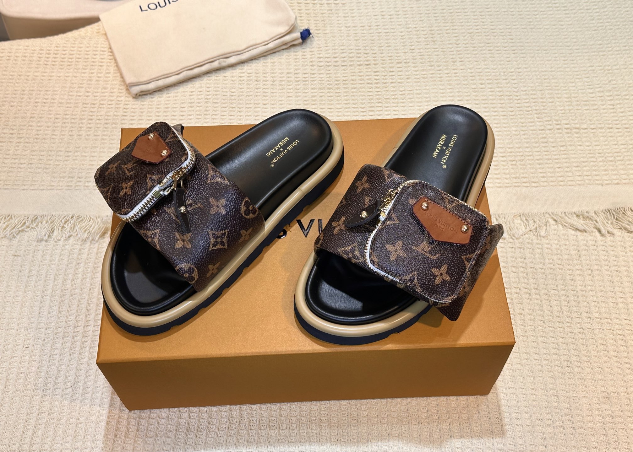 NO:235706,VUITTON LOUI .卡宝￣￣￣￣￣￣￣￣ ★Top version ★Original development Exclusive model opening ★Size 35/45 Multi-color optional, slippers, louis vuitton, slippers19860909VUITTON LOUI .馿家￣￣￣￣￣ ★顶级版本 ★原版开发 独家开模 ★码数35/45 多色可选,拖鞋,louis vuitton,slippers,Women's Shoes