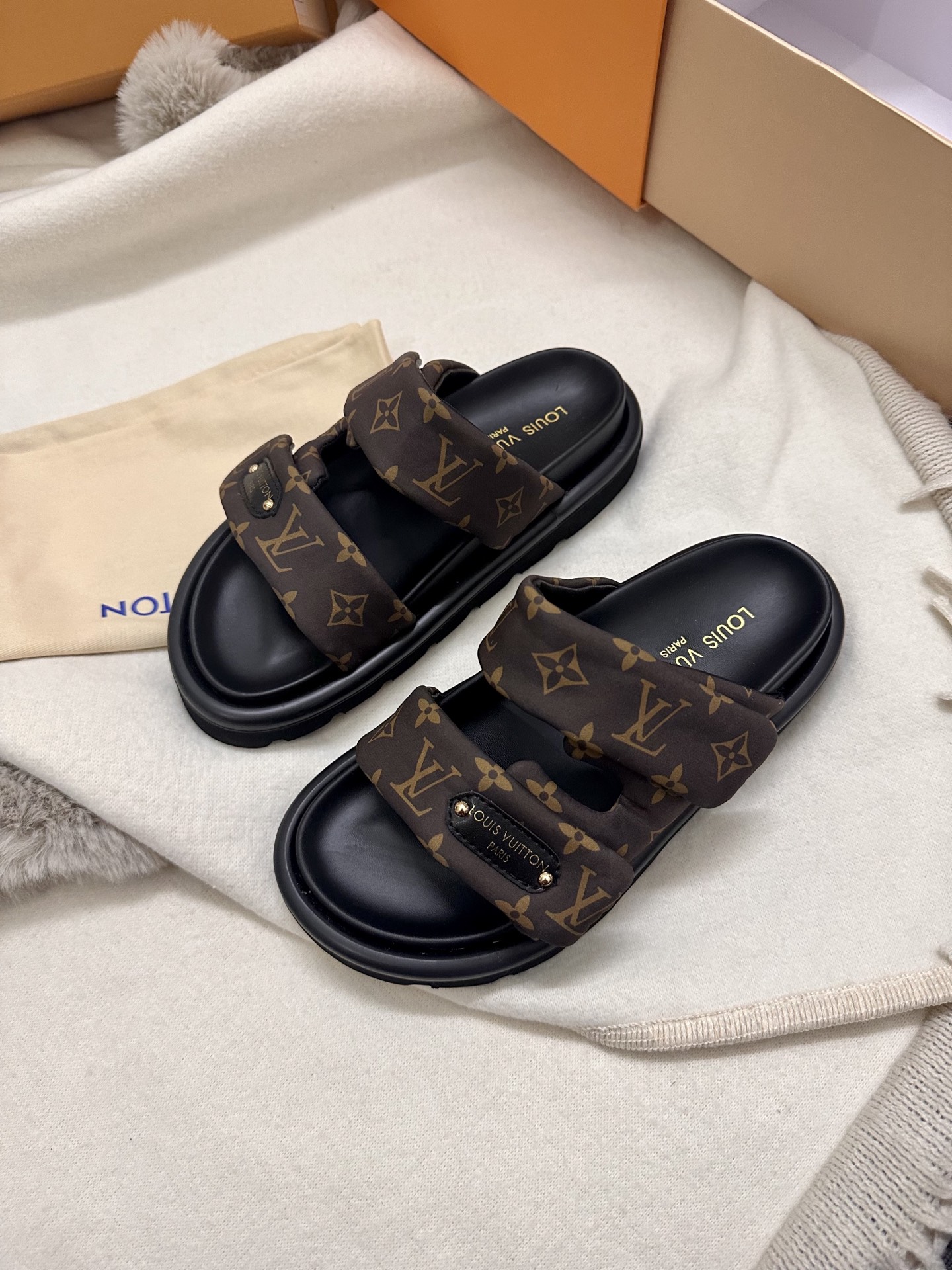 NO:232138,VUITTON LOUI .卡宝￣￣￣￣￣￣￣￣ ★Top version ★Original development Exclusive model opening ★Size 35/45 Multi-color optional, slippers, louis vuitton, slippers19860909VUITTON LOUI .馿家￣￣￣￣￣ ★顶级版本 ★原版开发 独家开模 ★码数35/45 多色可选,拖鞋,louis vuitton,slippers,Women's Shoes