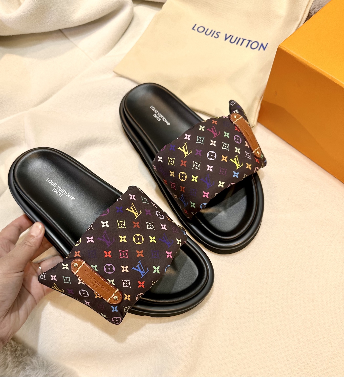 NO:232140,Couple model VUITTON LOUI.金官￣￣￣￣￣￣￣￣￣ ★Top version ★Original development ★Size 35/45 Multi-color optional, slippers, louis vuitton, slippers19860909情侣款VUITTON LOUI .馿家￣￣￣￣￣ ★顶级版本 ★原版开发 ★码数35/45 多色可选,拖鞋,louis vuitton,slippers,Women's Shoes