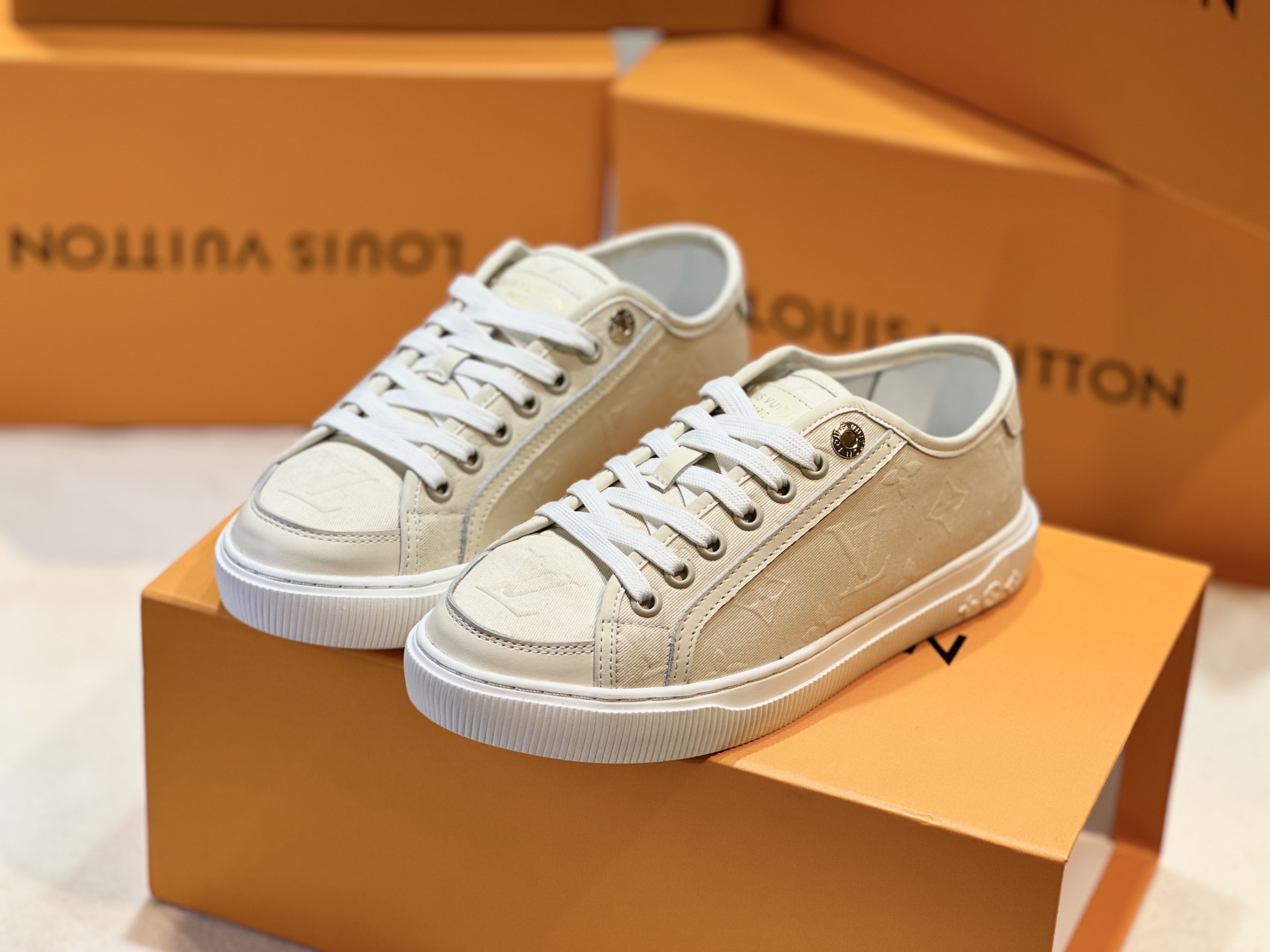 NO:257114,Top version: Top louis vuitt…on ss25new arrival～L 2025 spring and summer new runaway sneakers original purchase, disassembly copy, the counter is super hot, the visual is more coordinated, and the foot feel is lighter!  size 35-40.41 custom size, casual shoes/sports shoes, louis vuitton, sneakers19860909顶级版本:顶级 louis vuitt…on ss25new arrival～ L 2025春夏 new runaway 运动鞋 原版购入,拆卸copy,专柜超火 视觉更协调,脚感更轻盈！ size 35-40.41定制码,休闲鞋/运动鞋,louis vuitton,sneakers,Women's Shoes