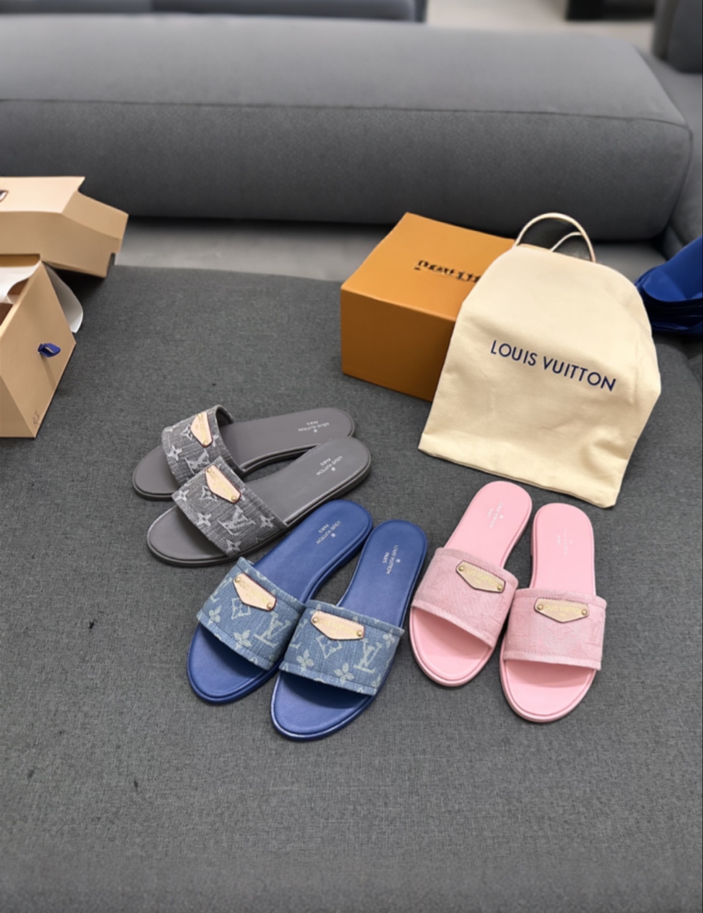 NO:257109,Latest Lujia autumn and winter new products are on the market LOUIS VUITTON | Super easy to match and slim leg artifact. The feet are full of vitality and comfortable and elegant on the feet. Fabric cowhide fabric. High-end sheepskin inner lining (soft and comfortable, breathable) foot pads. High elastic latex foot pads. ■ Original sole, rubber sole, genuine leather sole 240 ● Packaging original set of drawer boxes in new colors, ■ Size 35-42, slippers, louis vuitton, slippers, cowhide, sheepskin19860909最新 卢家秋冬新品上市 LOUIS VUITTON | 超级好搭瘦腿神器 脚感活力十足,上脚舒适优雅 面料牛皮面料 内里高档羊皮里（柔软舒适 透气） 垫脚高弹乳胶垫脚 ■ 鞋底原版大底 橡胶底 真皮底240 ●包装原版全套新款颜色的抽屉盒, ■码数35-42,拖鞋,louis vuitton,slippers,cowhide,sheepskin,Women's Shoes