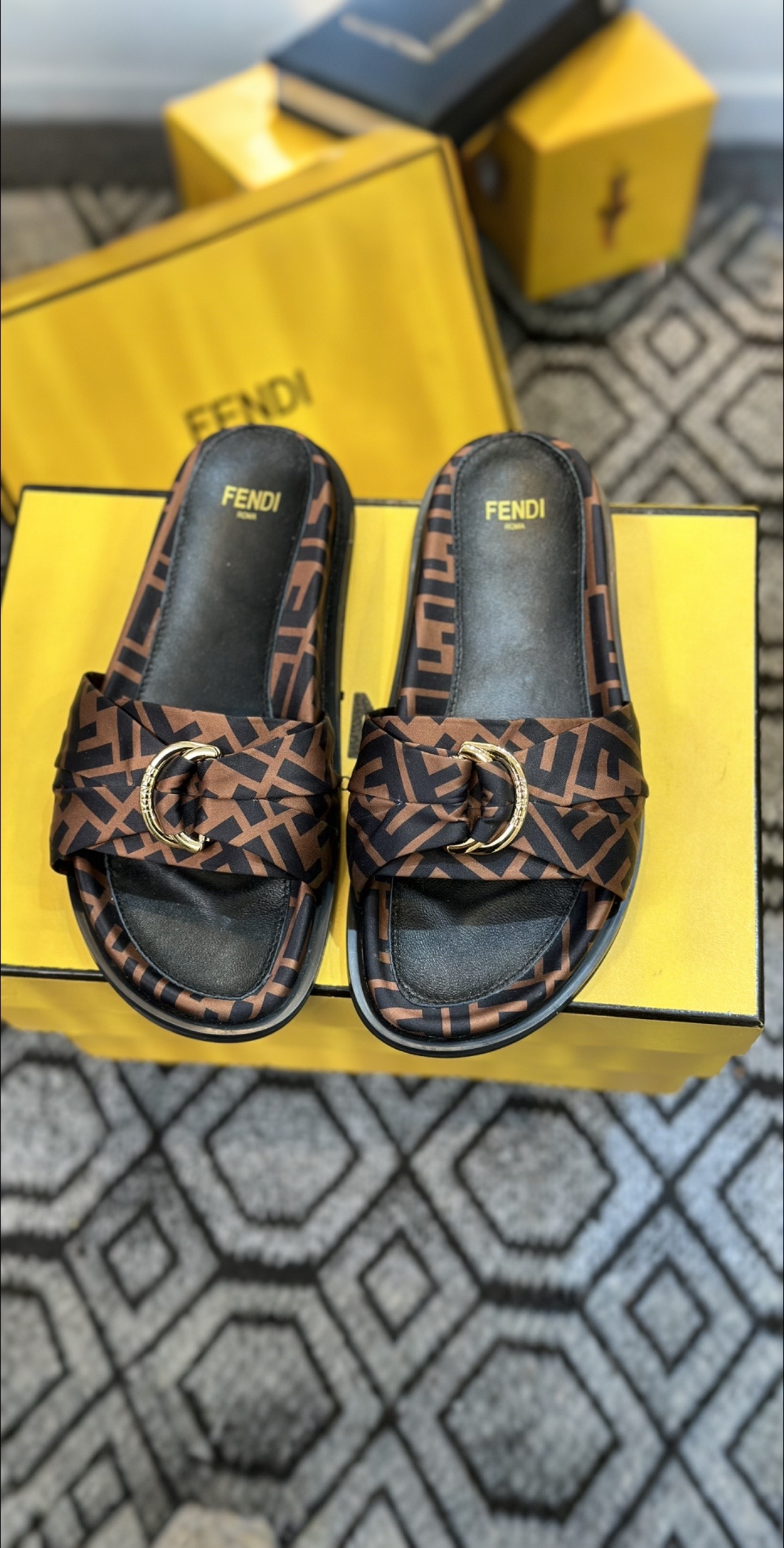 NO:247414,Couple model The latest FENDI latest popular double-belt flat slippers with FF decorative buckle, decorated with FF pattern   leather edge, size 35-45, slippers, fendi, slippers19860909情侣款 最新FENDI最新爆款双带平底拖鞋,带FF装饰性搭扣,饰有FF图案 皮边, 码数35-45码,拖鞋,fendi,slippers,Women's Shoes