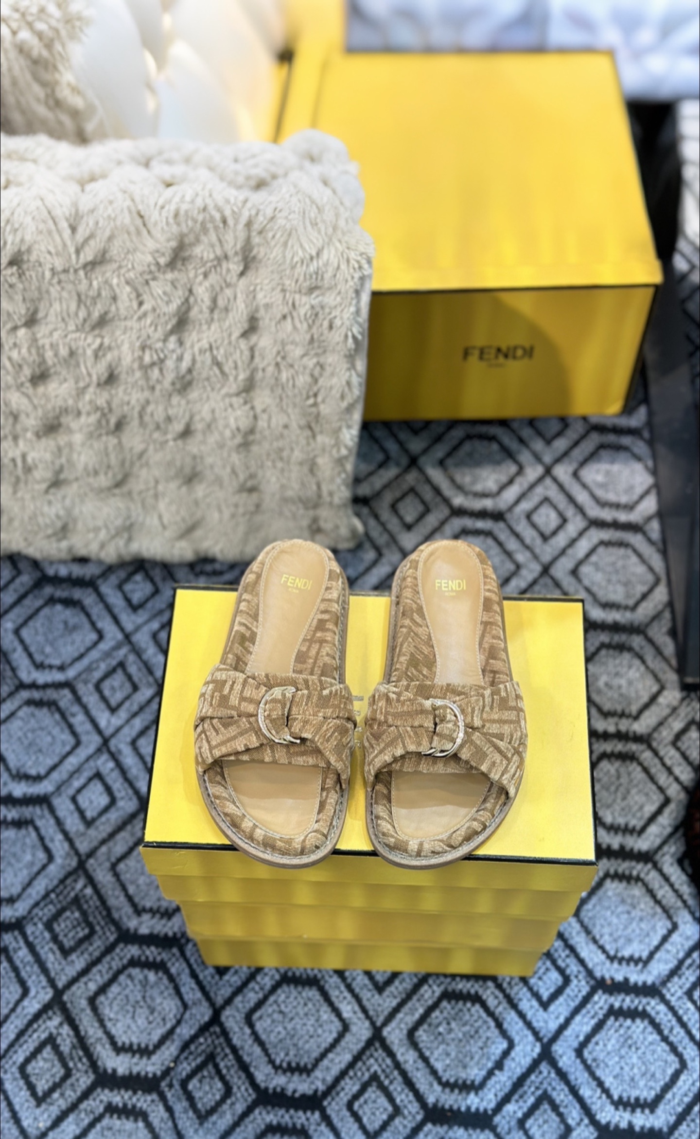 NO:247416,Couple model The latest FENDI latest popular double-belt flat slippers with FF decorative buckle, decorated with FF pattern size 35-45 sizes, slippers, fendi, slippers19860909情侣款 最新FENDI最新爆款双带平底拖鞋,带FF装饰性搭扣,饰有FF图案 码数35-45码,拖鞋,fendi,slippers,Women's Shoes