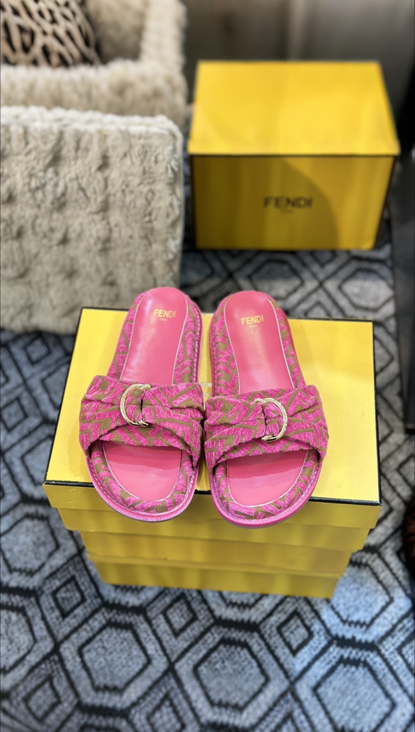 NO:247417,Couple model The latest FENDI latest popular double-belt flat slippers with FF decorative buckle, decorated with FF pattern size 35-43 sizes, slippers, fendi, slippers19860909情侣款 最新FENDI最新爆款双带平底拖鞋,带FF装饰性搭扣,饰有FF图案 码数35-43码,拖鞋,fendi,slippers,Women's Shoes