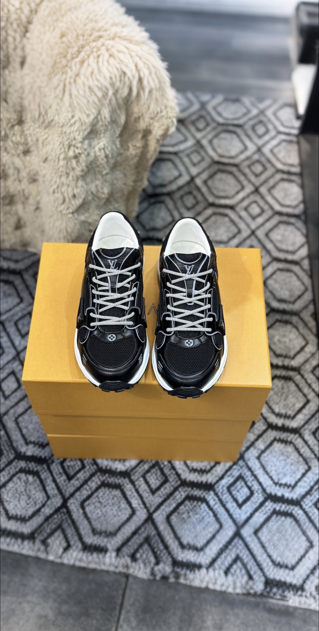 NO:247412,A popular counter ■LV Louis Vuitton Ljia Donkey Runner Tatic series Thick sole Casual sports shoes Running shoes Original purchase and development Made this model LV Runner Tatic sports shoes combine mesh fabrics and straps to interpret the inspiration of traditional hiking shoes. LV letters are written on one side, and the lassoon buckles are embellished with fast lace-up system Monogram Flowers and Louis Vuitton logos, light and wear-resistant rubber outsole perfect overall delivery counter exquisite packaging Fabric: original material imported customization Inner original custom sheepskin Sole original open molded anti-slip rubber combination material Sole thickness 4CM Size: Women 35/42 Men's 39-45 (men 45.46 customized size, casual shoes/sports shoes, louis  vuitton, louis vuitton, louis vuitton, louis vuitton, sneakers, sheepskin19860909专柜超火的一款 ■LV路易威登 L家驴牌Runner Tatic系列 厚底 休闲 运动鞋 跑鞋 原版购入开发 做货 本款 LV Runner Tatic 运动鞋融合网格面料和饰带等科技材质,演绎传统登山鞋的灵感启发.LV 字母抒写于一侧,快速系带系统的套索扣点缀 Monogram 花卉和路易威登标识,轻盈耐磨的橡胶外底完善整体 配送专柜精美包装 面料:原版材料原版进口定制 内里原版定制羊皮里 鞋底原版开模防滑橡胶组合材质 底厚4CM Size: 女35/42 男款39-45（男45.46定制码,休闲鞋/运动鞋,louis vuitton,louis vuitton,louis vuitton,louis vuitton,sneakers,sheepskin,Women's Shoes