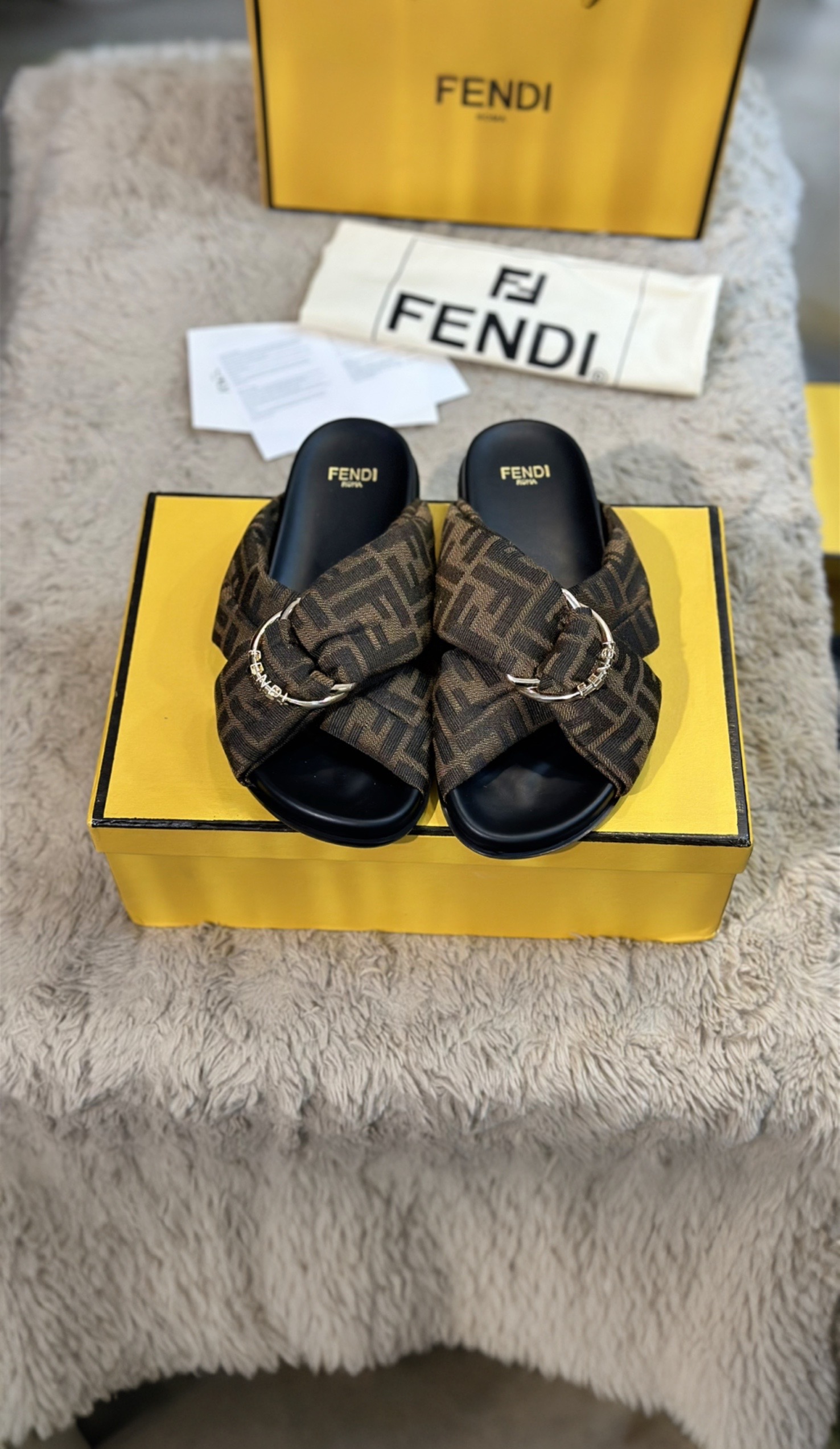NO:257098,Latest model Latest latest popular double-belt flat slippers with FF decorative buckles, FF letters with FF letters Size 35-42, slippers, fendi, slippers19860909最新款 最新FENDI最新爆款双带平底拖鞋,带FF装饰性搭扣,饰扣有FF字母 码数35-42码,拖鞋,fendi,slippers,Women's Shoes
