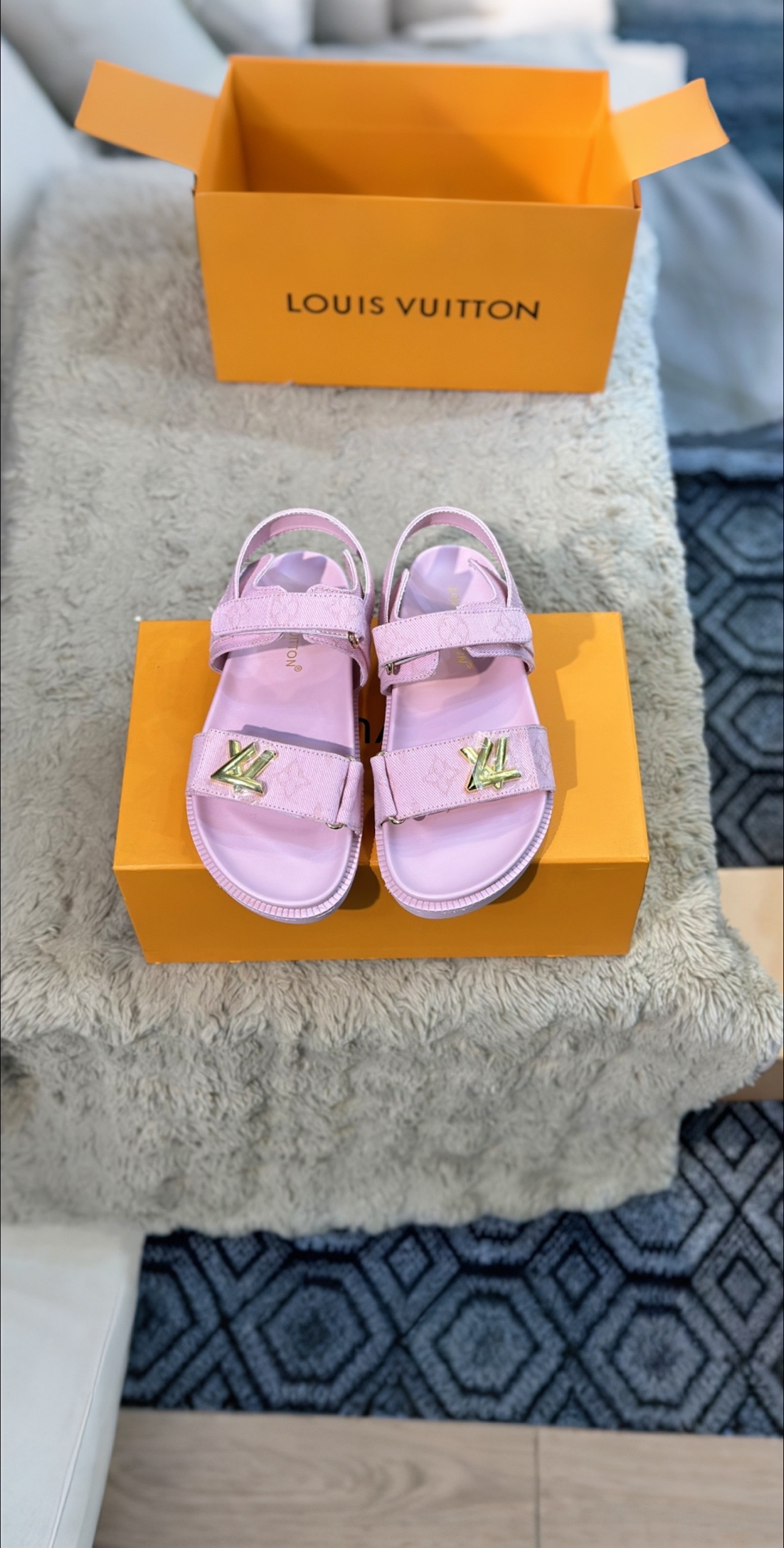 NO:257092,VUITTON LOUI.金宝￣￣￣￣￣￣￣￣ ★Top version ★Original development ★Count 35/42, slippers, louis vuitton, slippers19860909VUITTON LOUI .馿家￣￣￣￣￣ ★顶级版本 ★原版开发 ★码数35/42,拖鞋,louis vuitton,slippers,Women's Shoes
