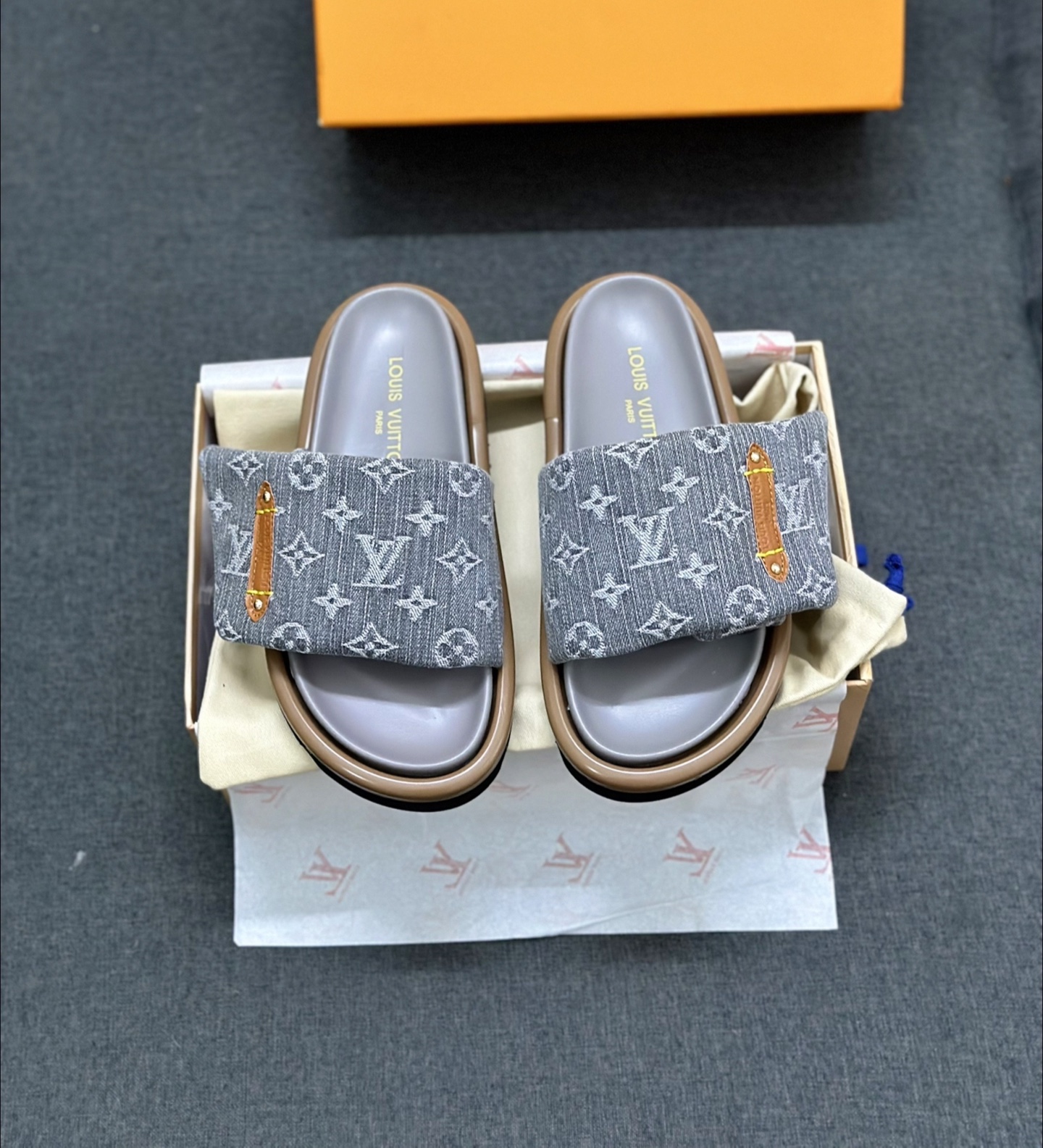 NO:409006,Latest p Lujia autumn and winter new products are on the market LOUIS VUITTON | Super easy to match and slim leg artifact. The feet are full of vitality and comfortable and elegant on the feet. Fabric deerskin fabric. The inner high-end sheepskin (soft and comfortable, breathable) foot pads, high elastic latex foot pads ■ Original sole outsole ● Packaging original set of drawer boxes in new colors, ■ Size 35-42, slippers, louis vuitton, slippers, sheepskin19860909最新p 卢家秋冬新品上市 LOUIS VUITTON | 超级好搭瘦腿神器 脚感活力十足,上脚舒适优雅 面料鹿皮面料 内里高档羊皮里（柔软舒适 透气） 垫脚高弹乳胶垫脚 ■ 鞋底原版大底  ●包装原版全套新款颜色的抽屉盒, ■码数35-42,拖鞋,louis vuitton,slippers,sheepskin,Women's Shoes