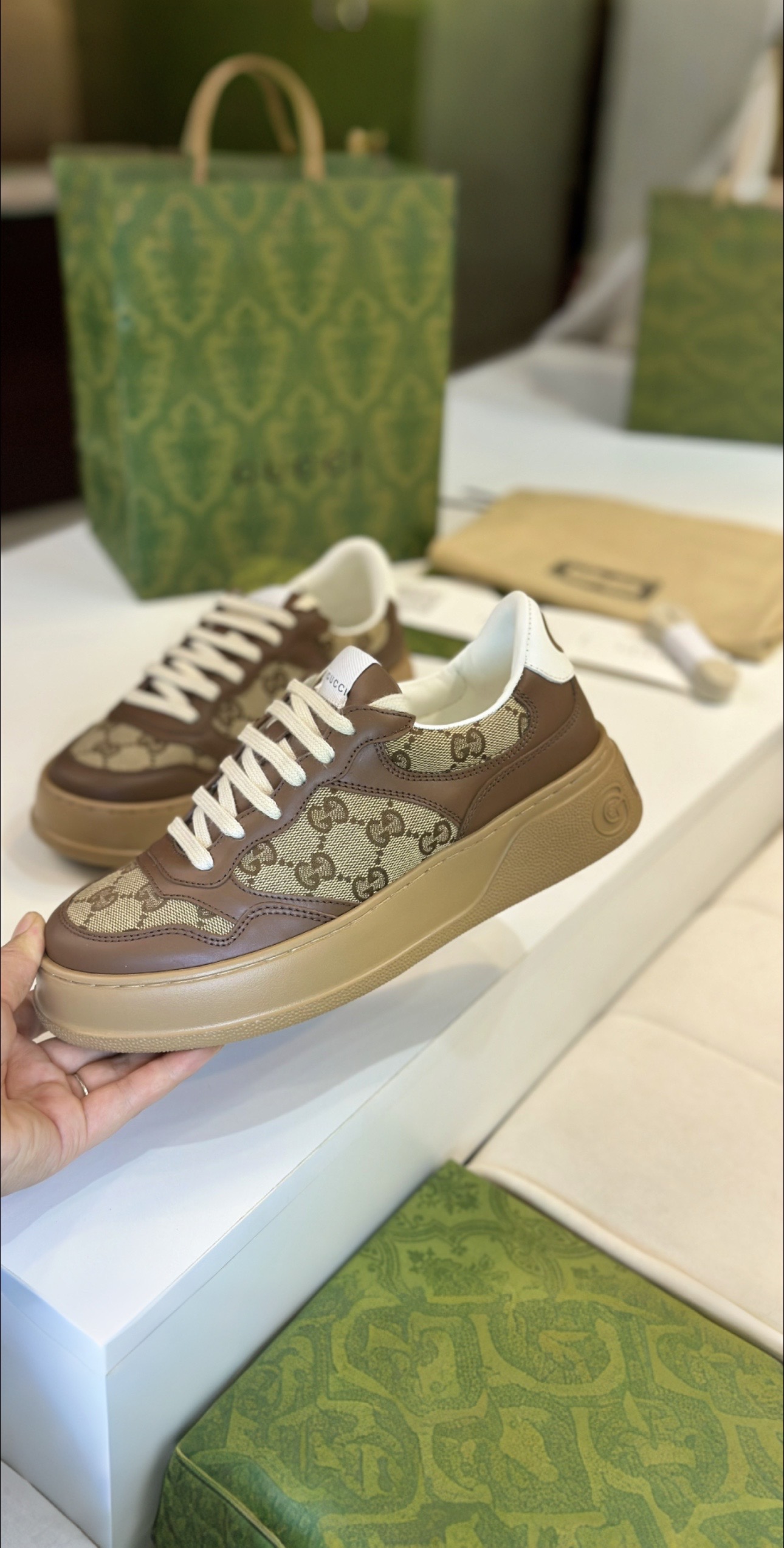 Top Edition Sneakers with Romantic Aesthetics in White Leather, Zirconium Fabric, and TPU Base - 图片 2