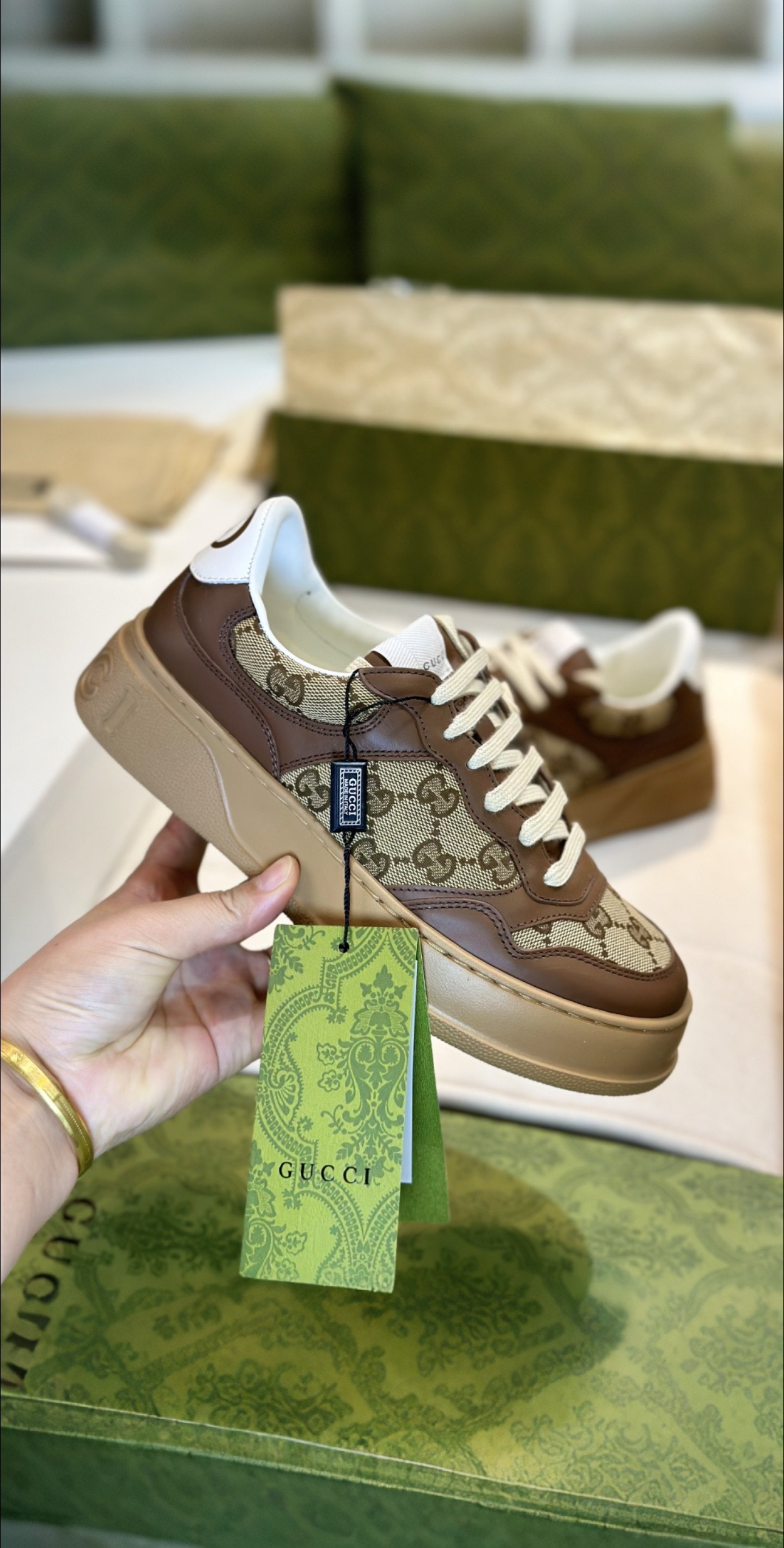 Top Edition Sneakers with Romantic Aesthetics in White Leather, Zirconium Fabric, and TPU Base - 图片 7