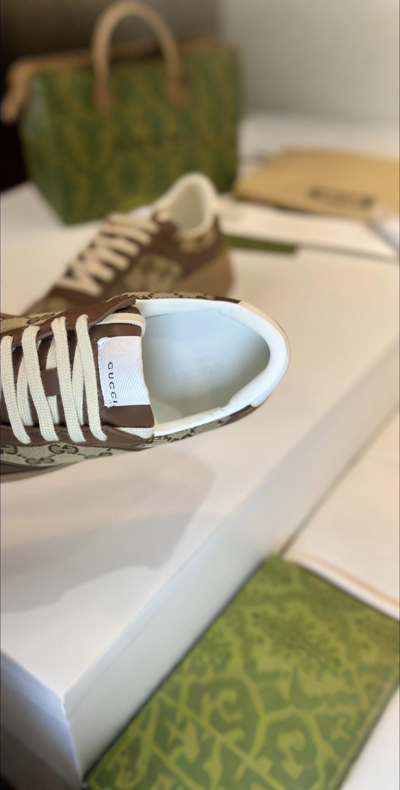 Top Edition Sneakers with Romantic Aesthetics in White Leather, Zirconium Fabric, and TPU Base - 图片 3