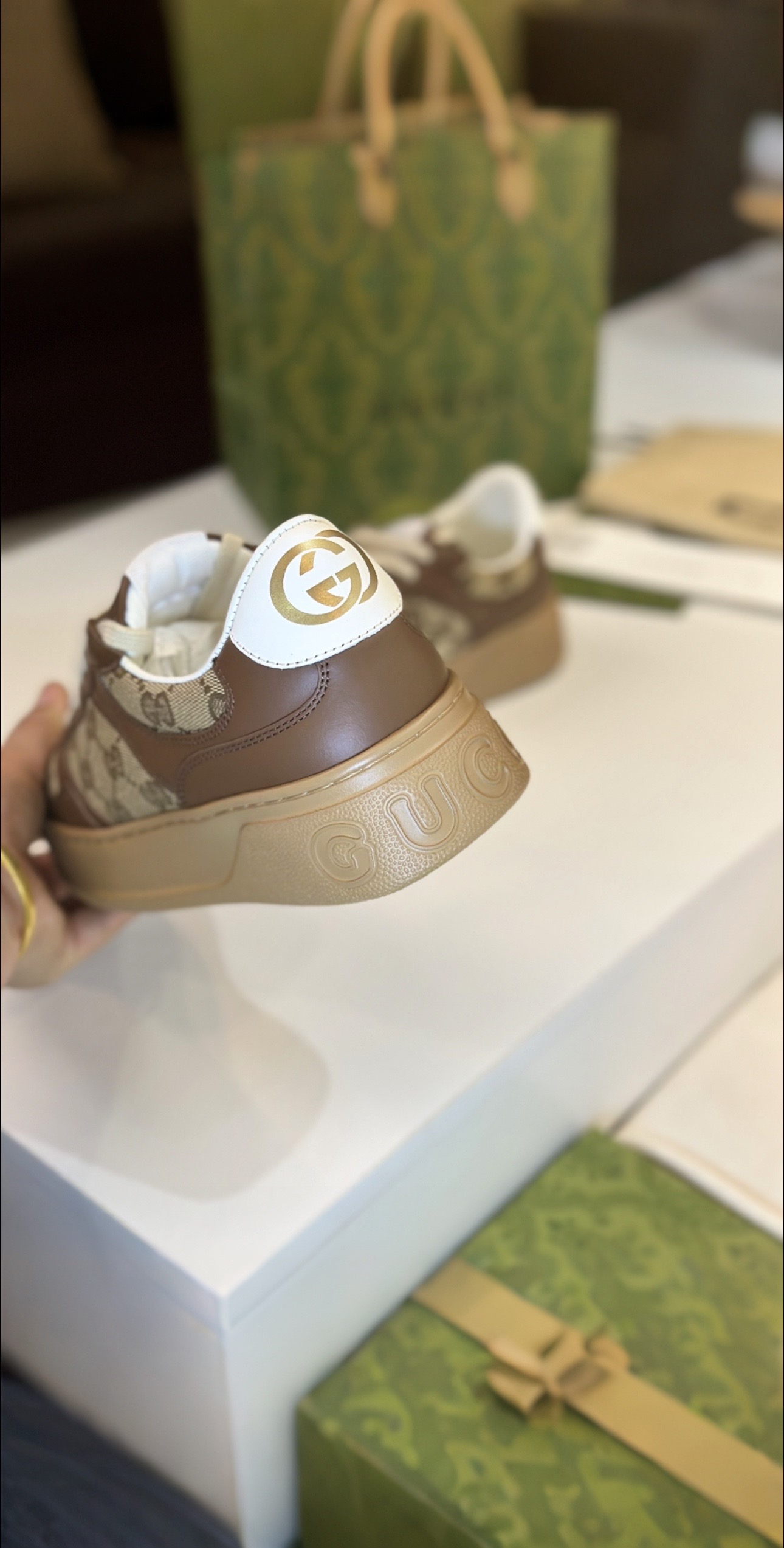 Top Edition Sneakers with Romantic Aesthetics in White Leather, Zirconium Fabric, and TPU Base - 图片 6