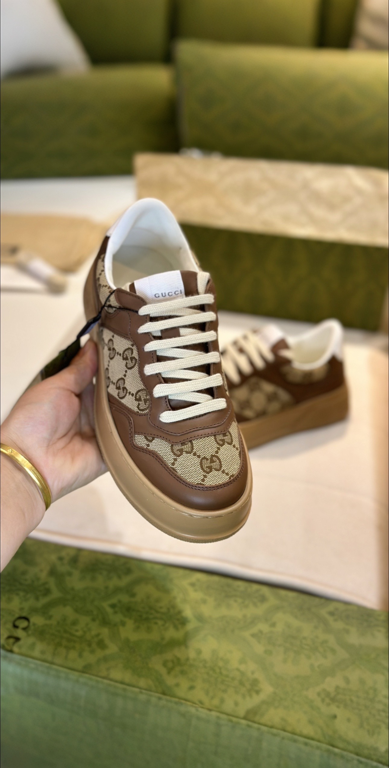 Top Edition Sneakers with Romantic Aesthetics in White Leather, Zirconium Fabric, and TPU Base - 图片 4