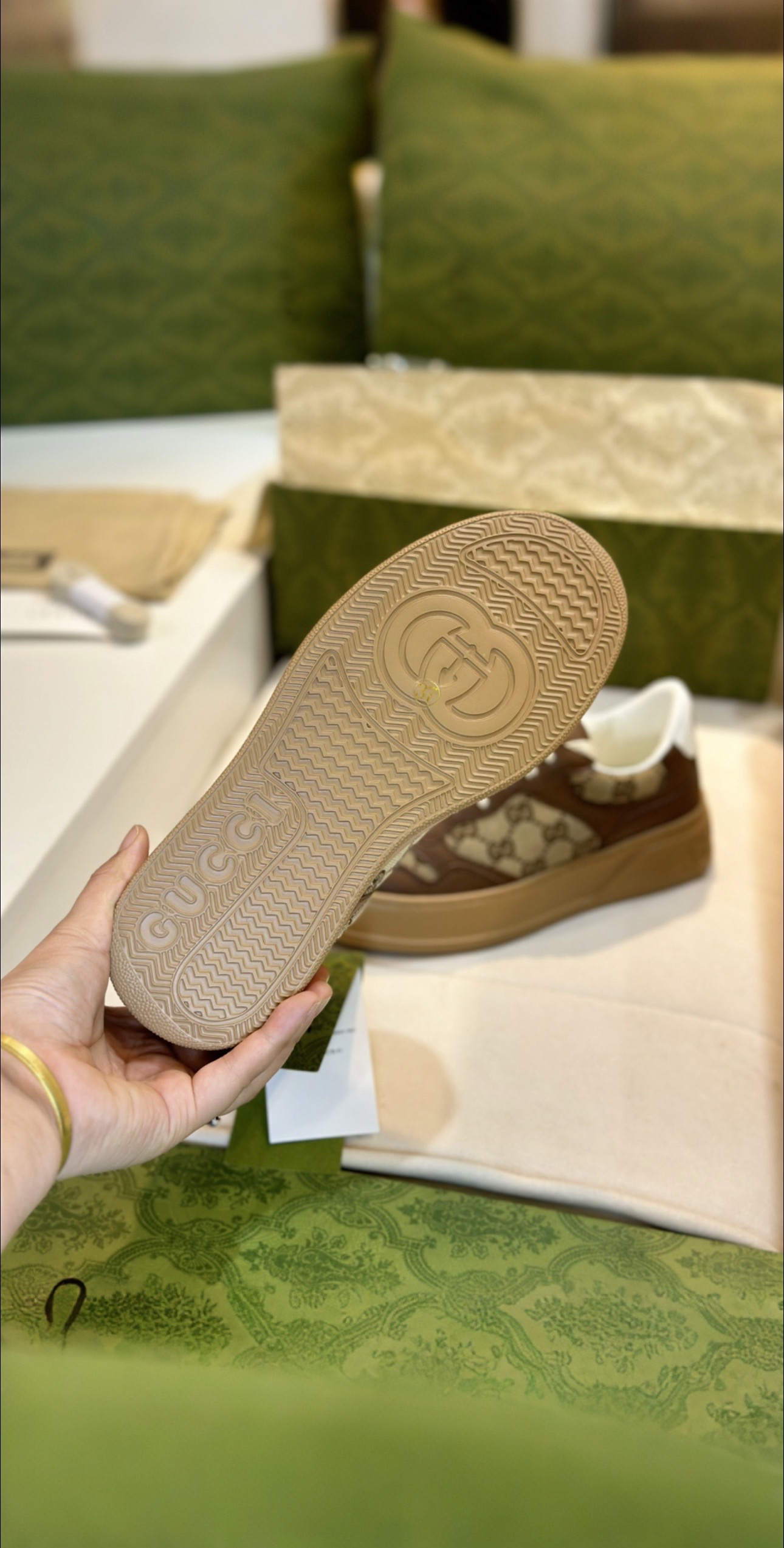 Top Edition Sneakers with Romantic Aesthetics in White Leather, Zirconium Fabric, and TPU Base - 图片 8