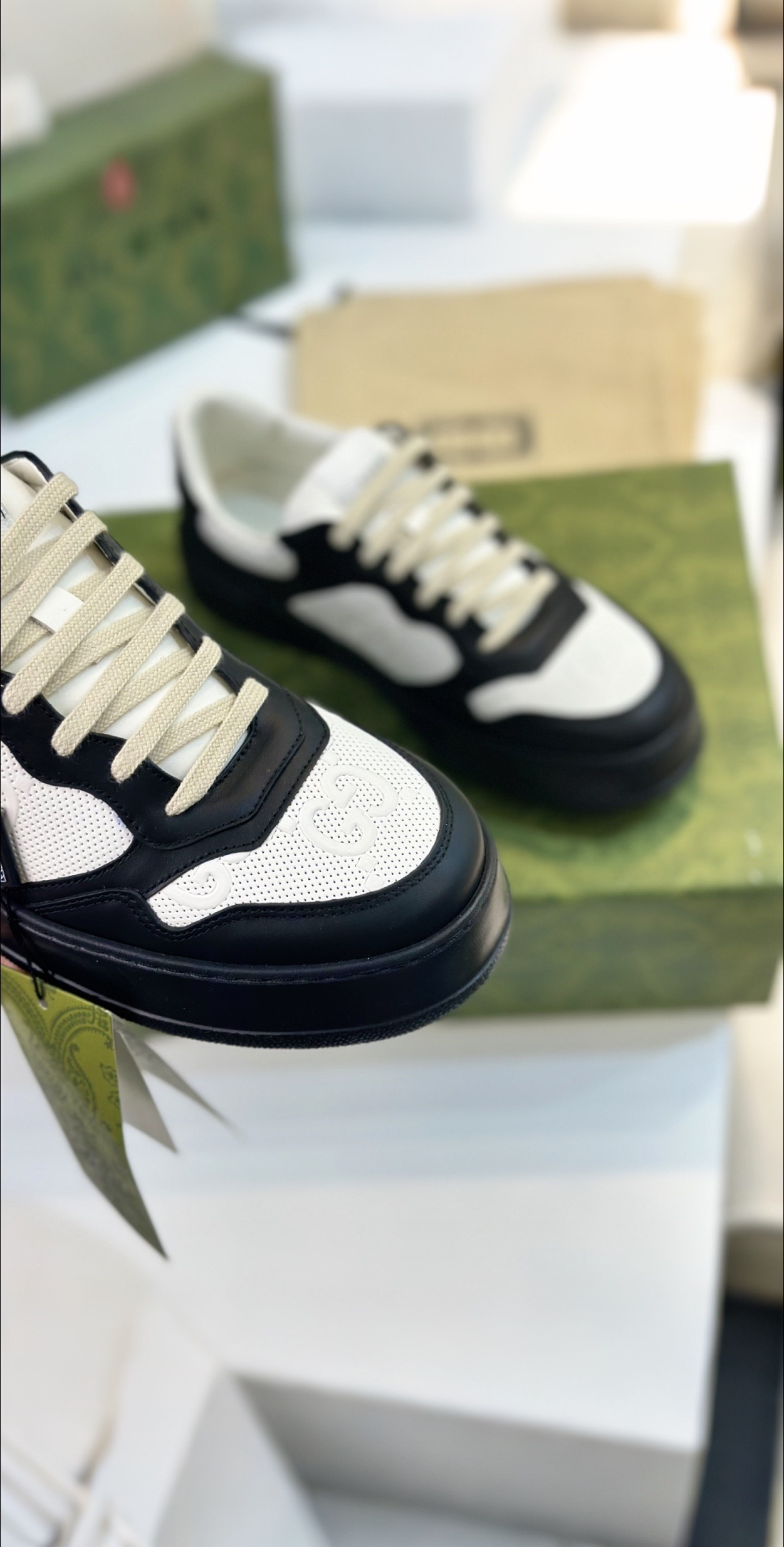 Top Edition Sneakers with White Leather and Zirconium Fabric, Original Design and High Quality. - 图片 3