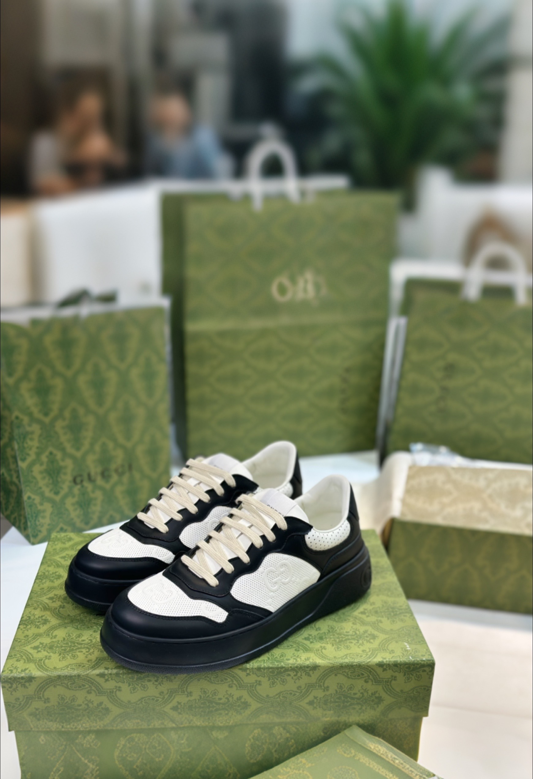 Top Edition Sneakers with White Leather and Zirconium Fabric, Original Design and High Quality. - 图片 1