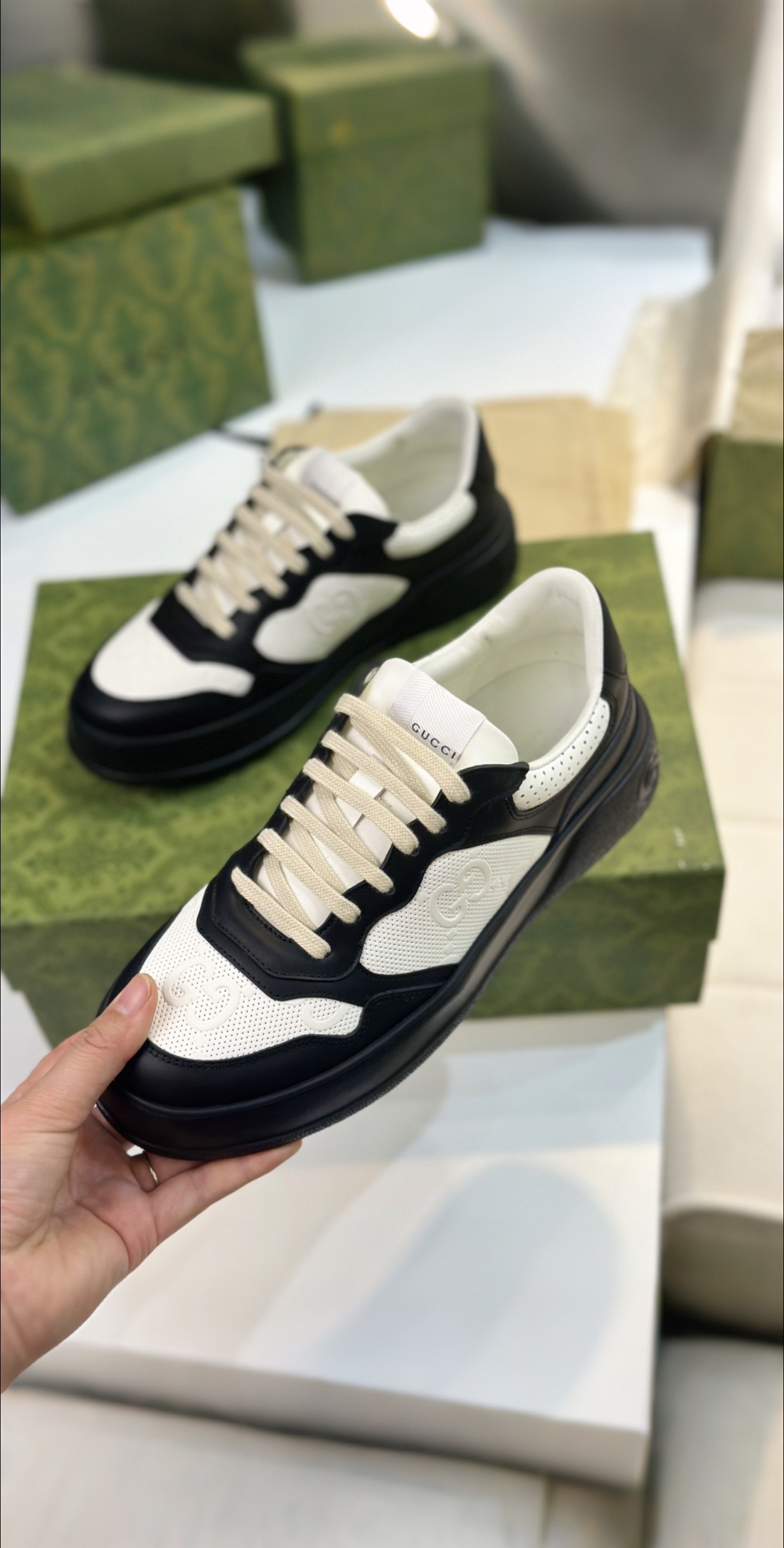 Top Edition Sneakers with White Leather and Zirconium Fabric, Original Design and High Quality. - 图片 2