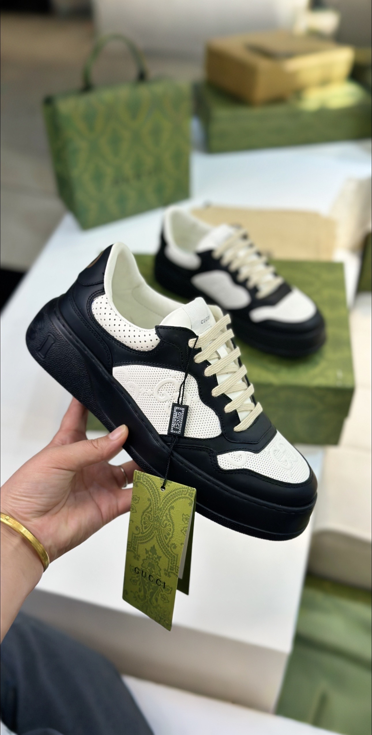 Top Edition Sneakers with White Leather and Zirconium Fabric, Original Design and High Quality. - 图片 4