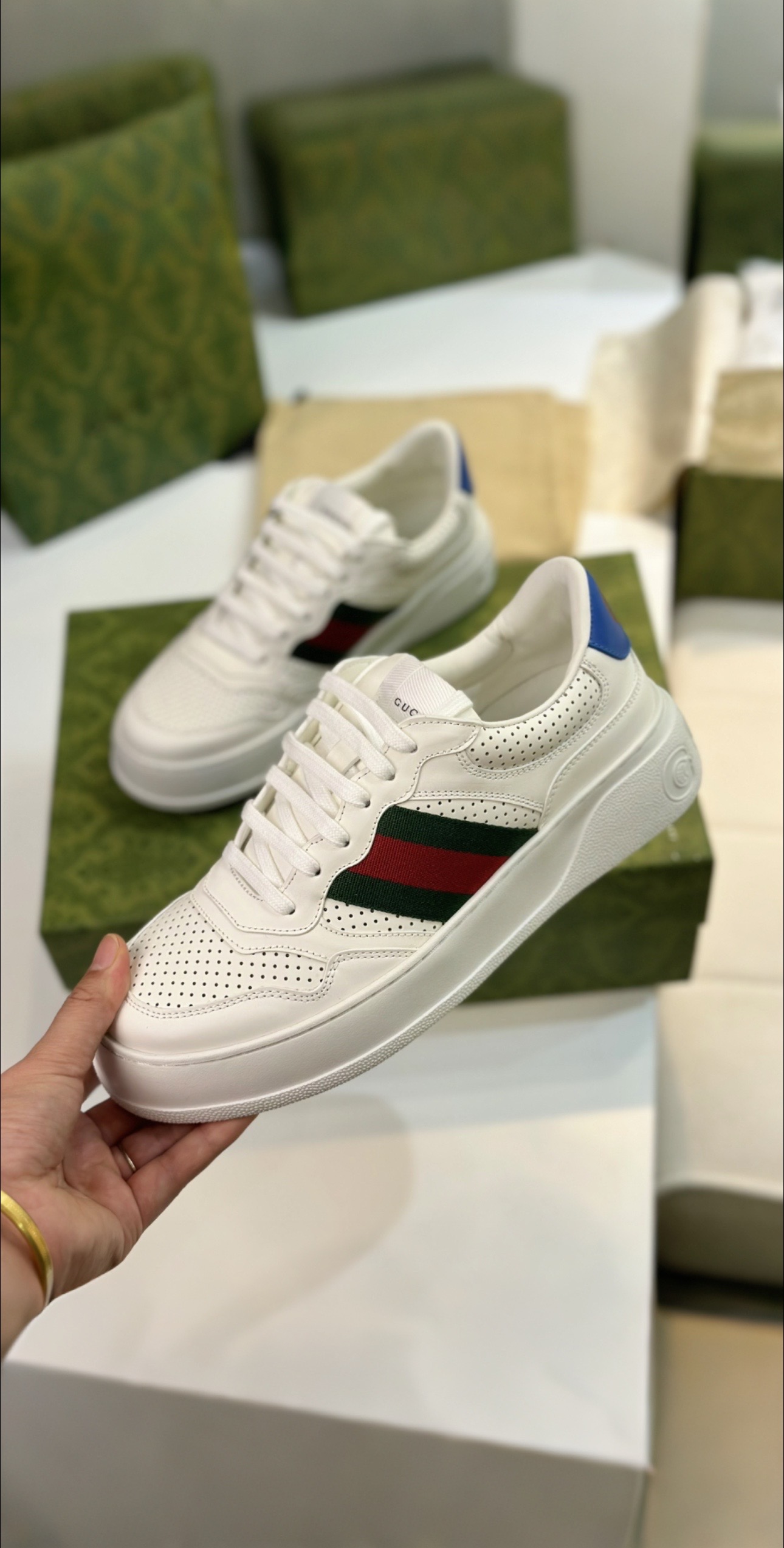 Top Edition Sneakers: Romantic Aesthetics in White Leather, Zirconium Fabric, Original Design - 图片 4