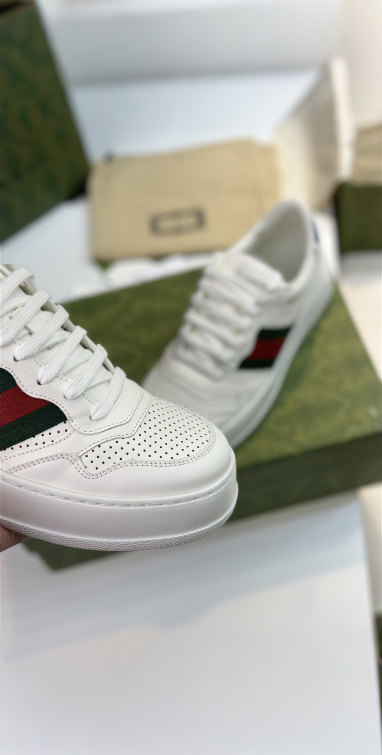 Top Edition Sneakers: Romantic Aesthetics in White Leather, Zirconium Fabric, Original Design - 图片 5
