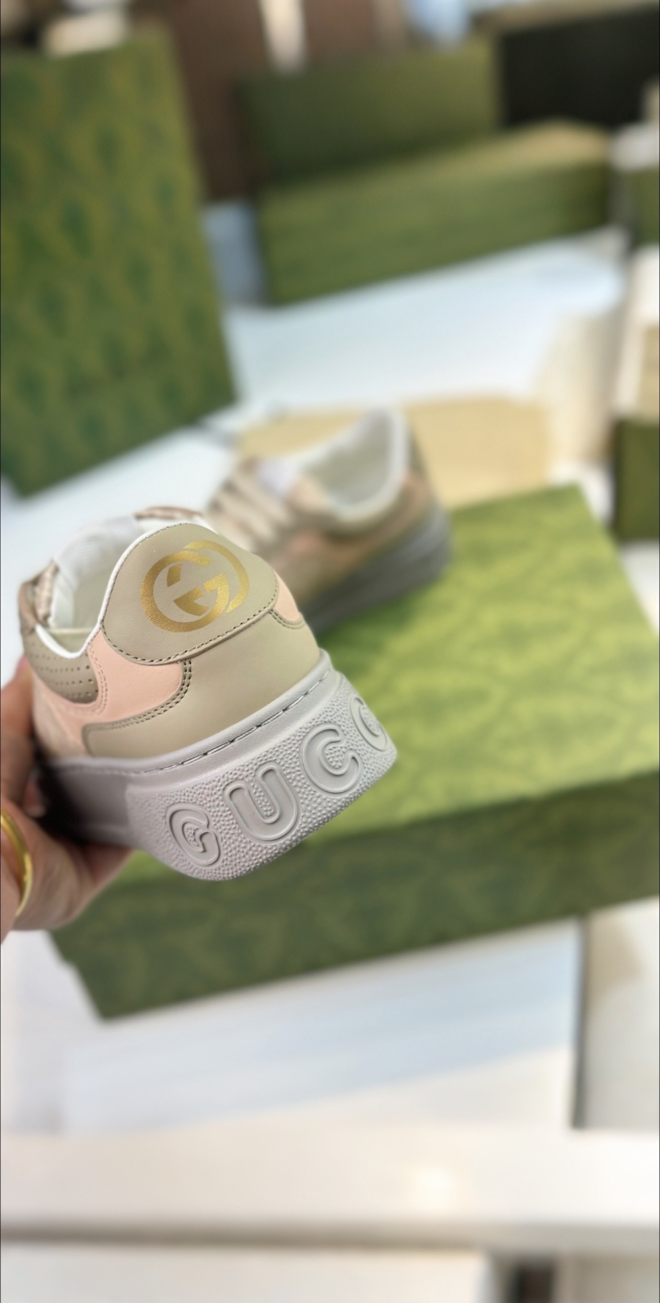 P688 Top Edition Sneakers with White Leather and Unique Design - 图片 6
