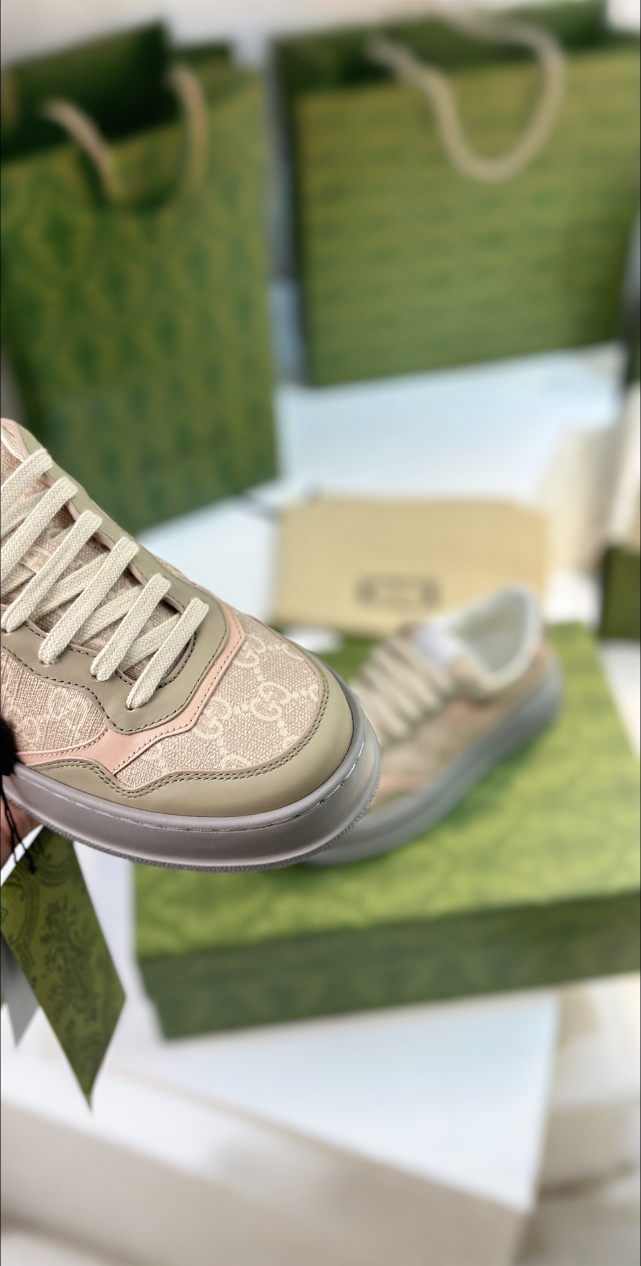 P688 Top Edition Sneakers with White Leather and Unique Design - 图片 5