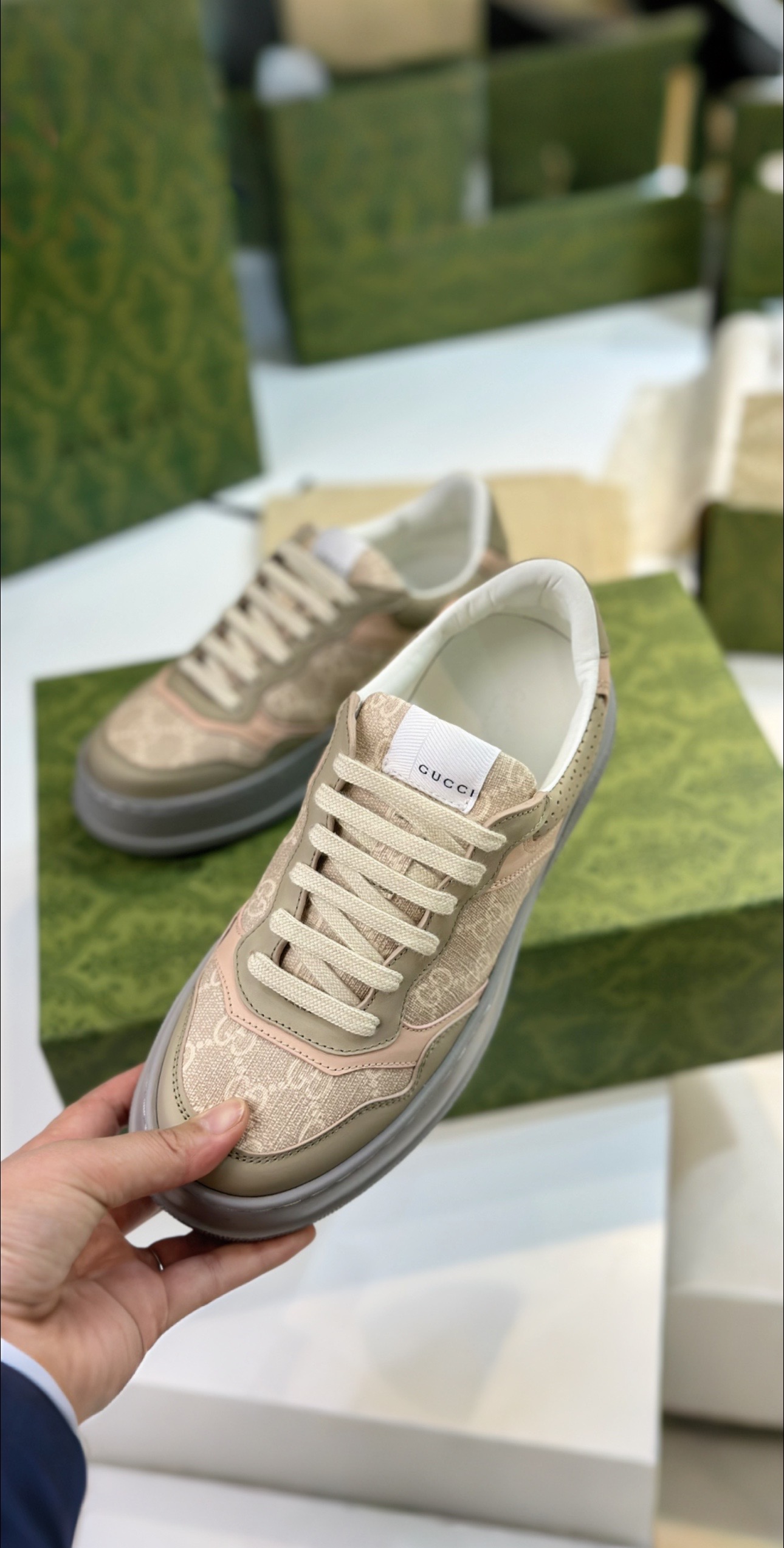 P688 Top Edition Sneakers with White Leather and Unique Design - 图片 7