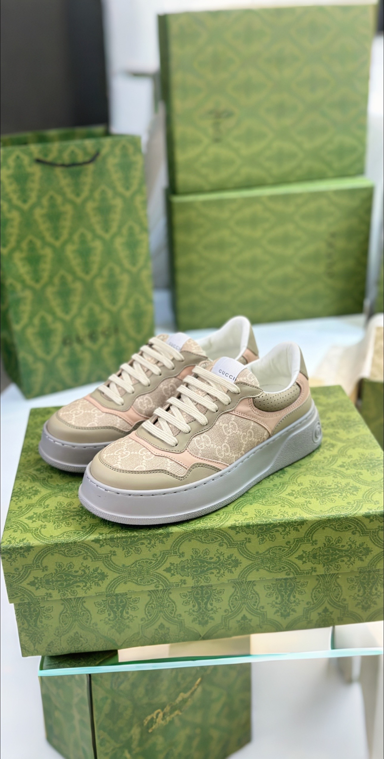 P688 Top Edition Sneakers with White Leather and Unique Design - 图片 2