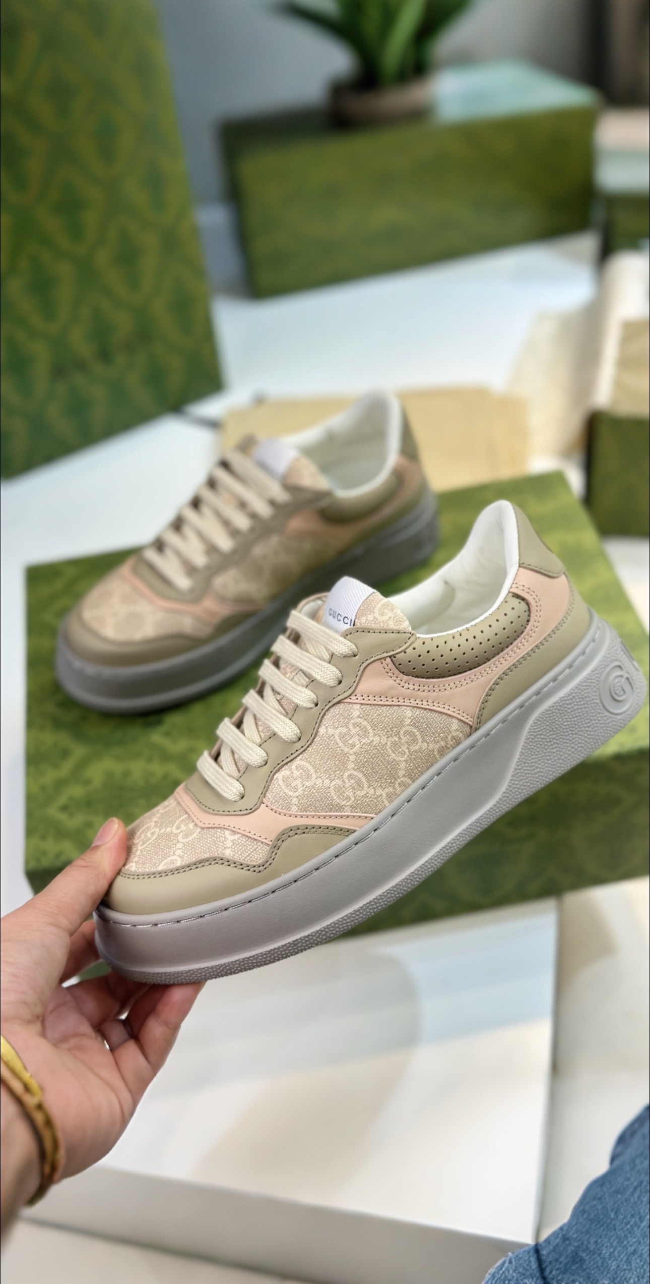 P688 Top Edition Sneakers with White Leather and Unique Design - 图片 3