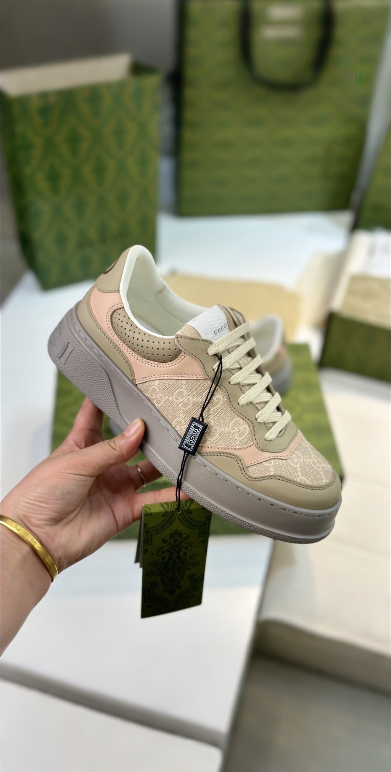 P688 Top Edition Sneakers with White Leather and Unique Design - 图片 4