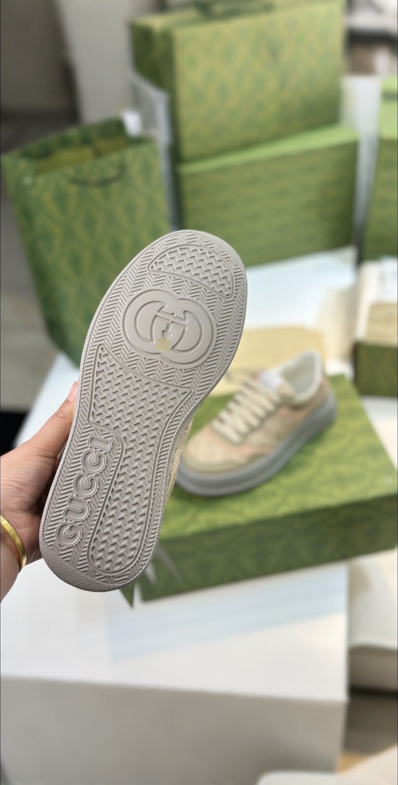 P688 Top Edition Sneakers with White Leather and Unique Design - 图片 8