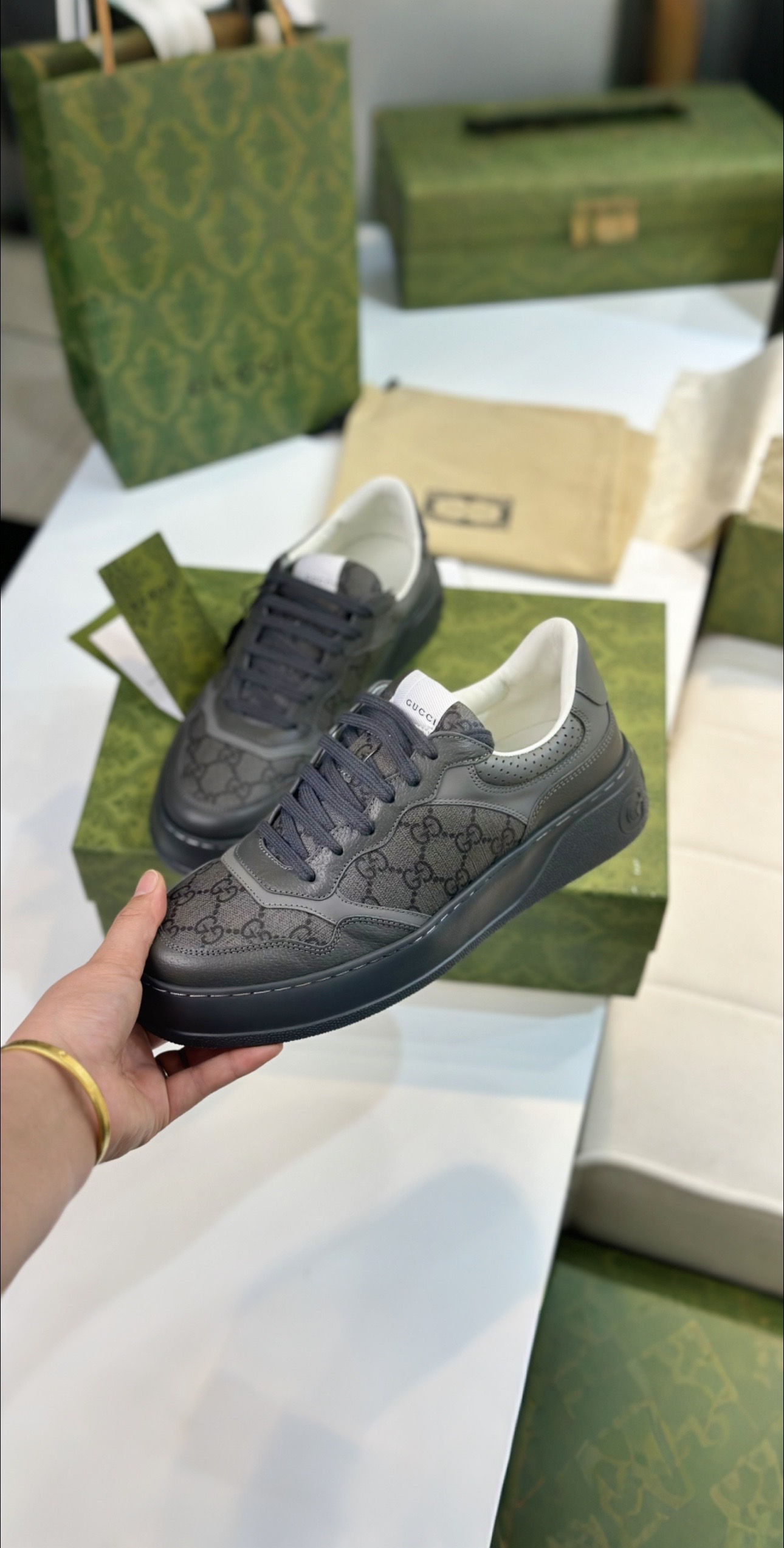P688: Top Edition Sneakers with White Leather, Zirconium Fabric, and Sheepskin Lining - 图片 5
