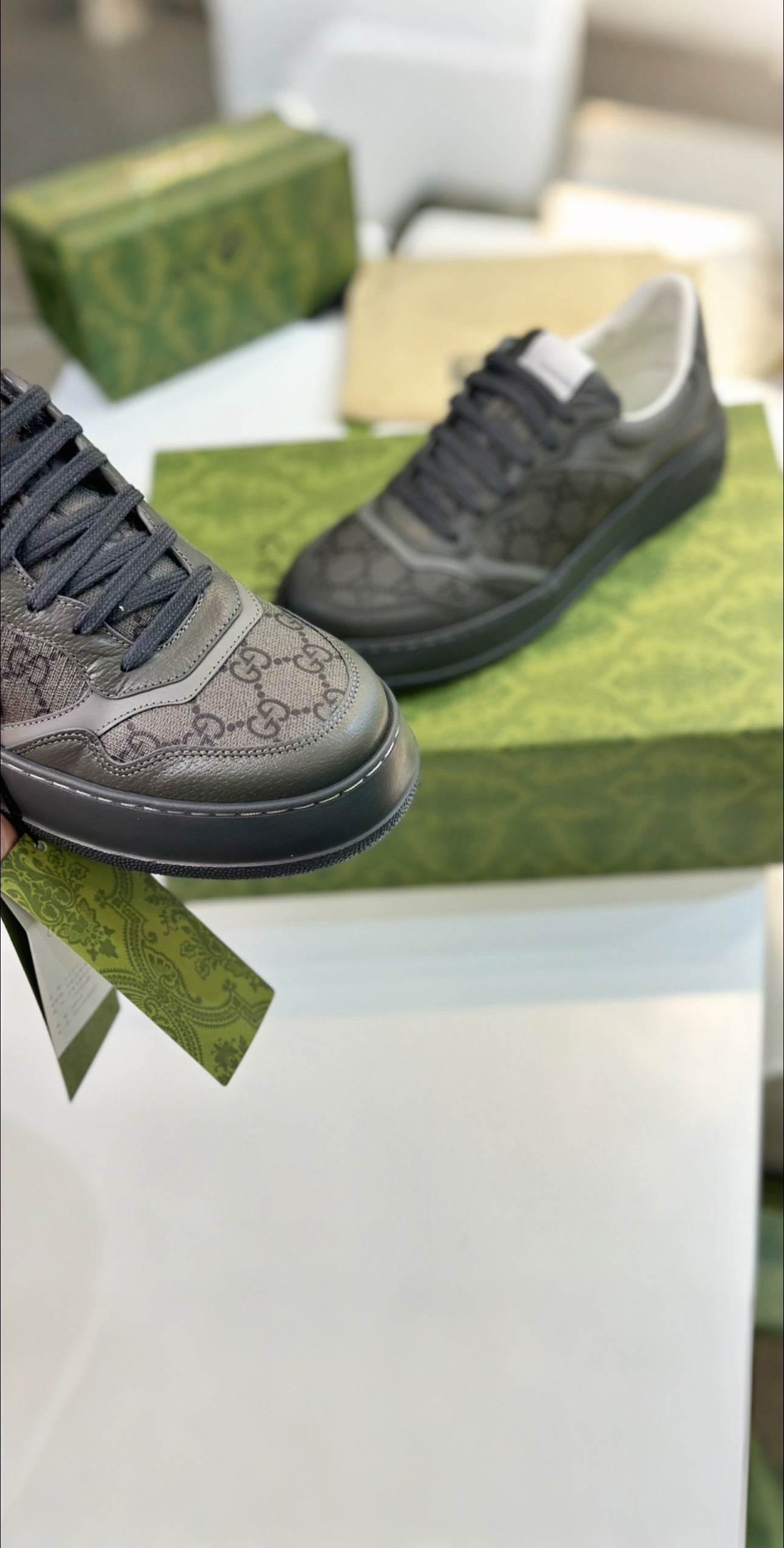 P688: Top Edition Sneakers with White Leather, Zirconium Fabric, and Sheepskin Lining - 图片 3
