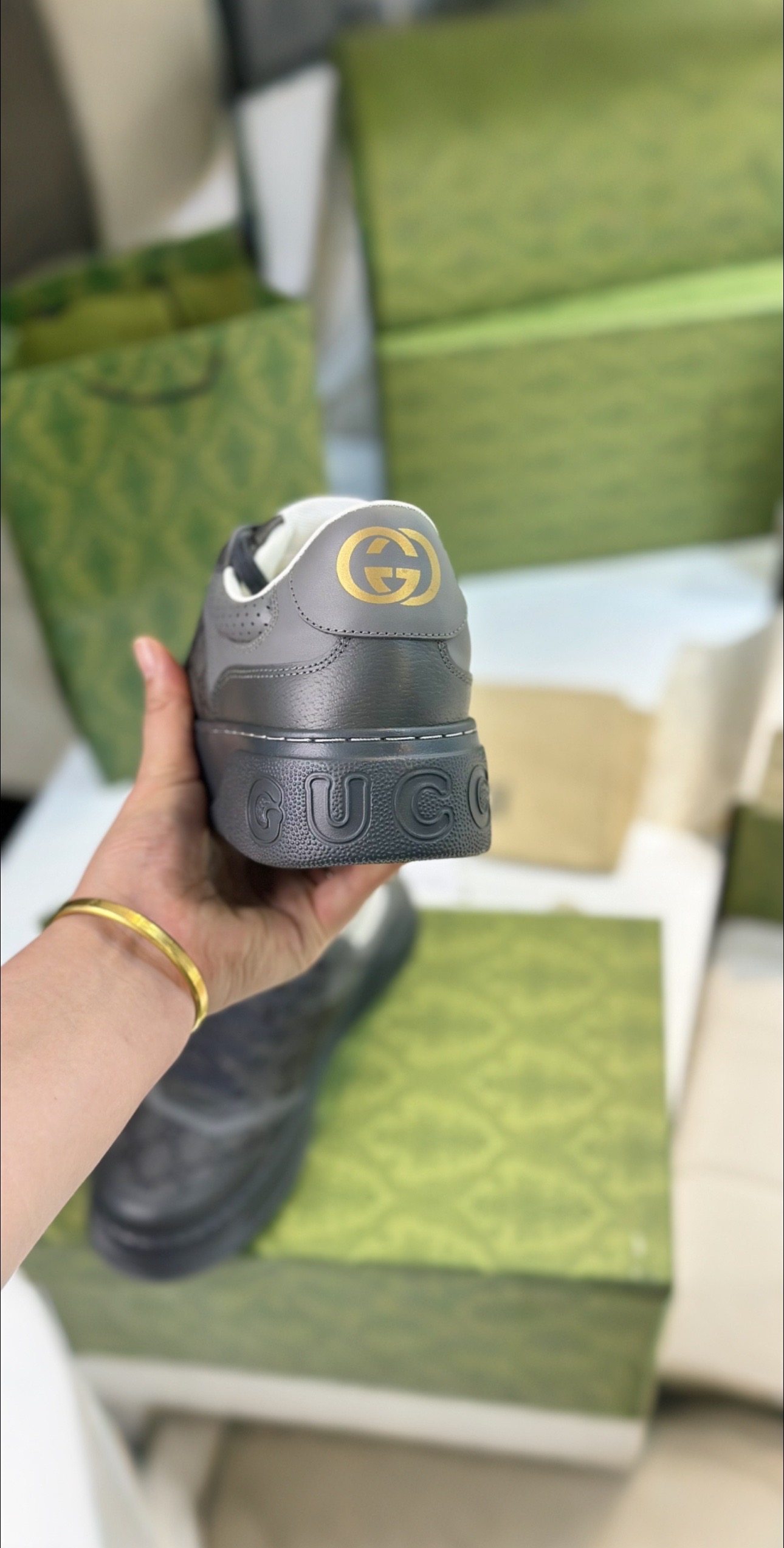 P688: Top Edition Sneakers with White Leather, Zirconium Fabric, and Sheepskin Lining - 图片 4