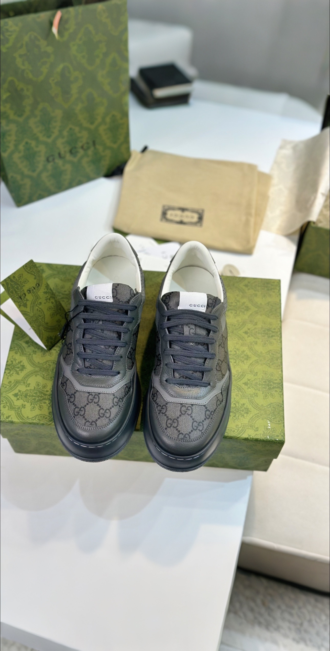 P688: Top Edition Sneakers with White Leather, Zirconium Fabric, and Sheepskin Lining - 图片 1