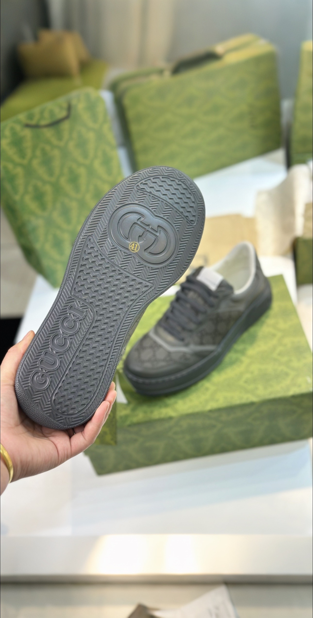 P688: Top Edition Sneakers with White Leather, Zirconium Fabric, and Sheepskin Lining - 图片 6