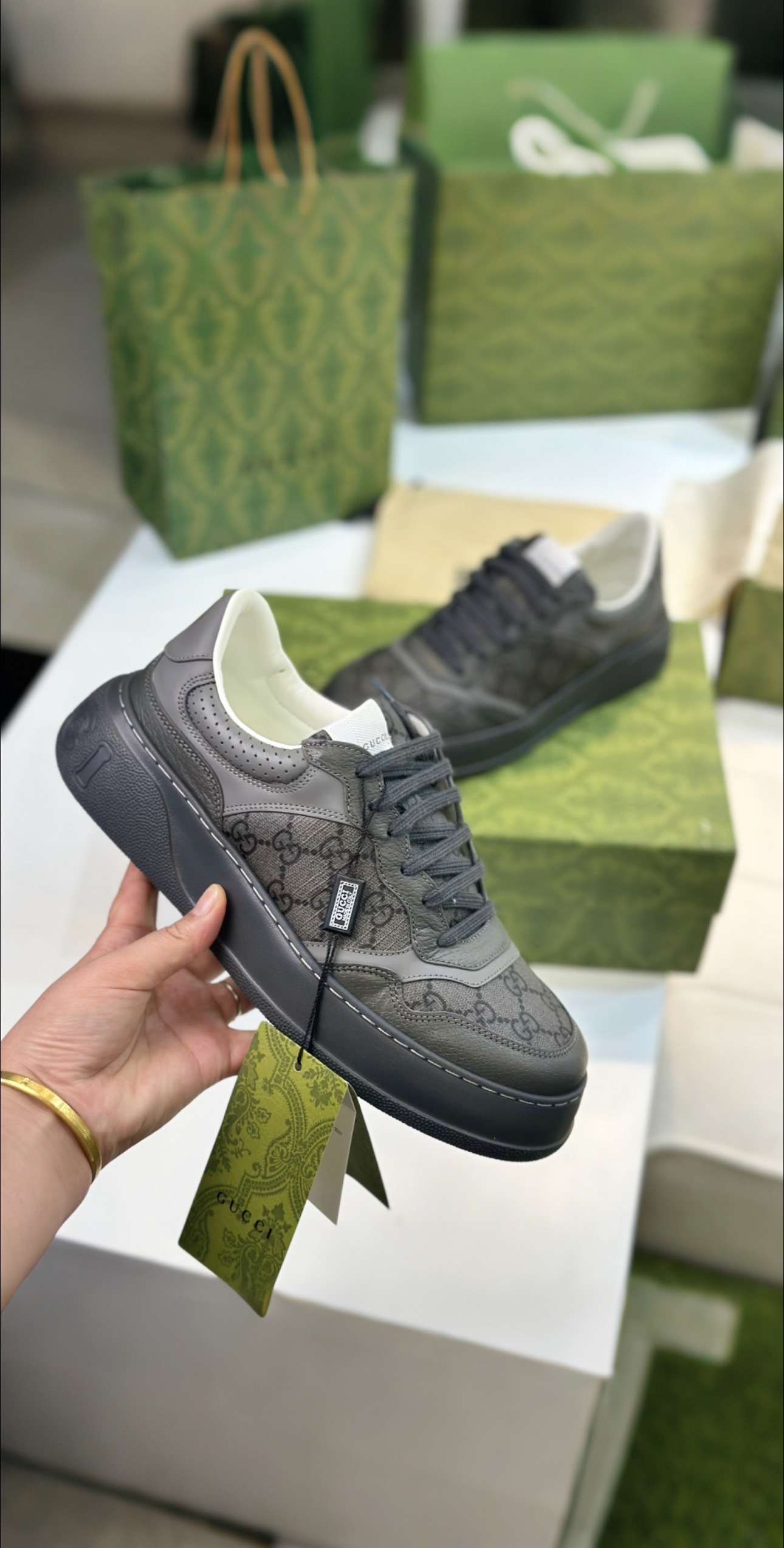 P688: Top Edition Sneakers with White Leather, Zirconium Fabric, and Sheepskin Lining - 图片 2