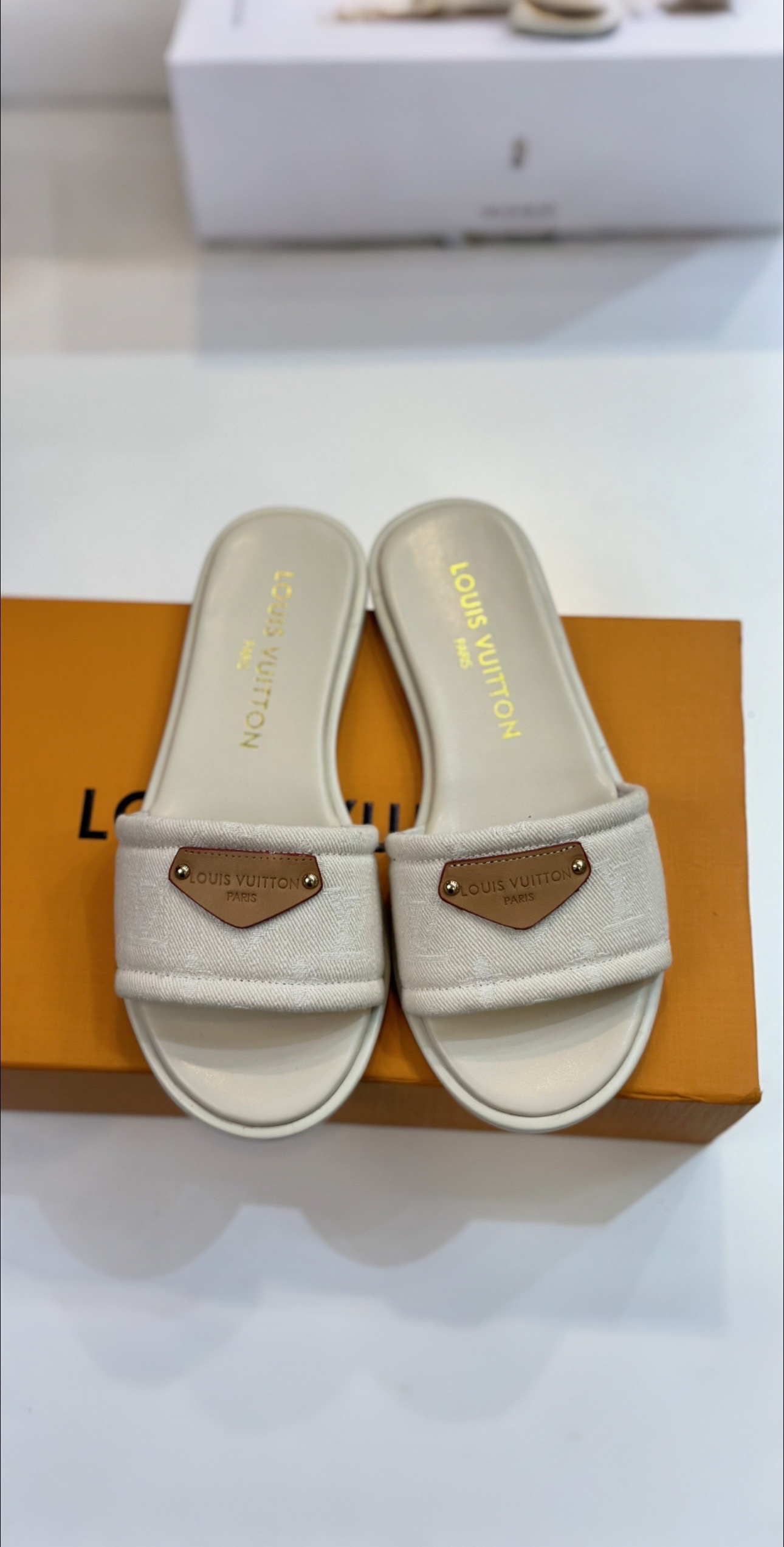 NO:245489,Latest Lujia autumn and winter new products are on the market LOUIS VUITTON | Super easy to match and slim leg artifact. Full of vitality in the foot, comfortable and elegant on the foot. Fabric cowhide fabric. High-end sheepskin lining (soft and comfortable, breathable) foot pads. High elastic latex foot pads. ■ Original sole, rubber sole, genuine leather sole. ● Packaging original set of drawer boxes in new colors, ■ Size 35-42, slippers, louis vuitton, slippers, cowhide, sheepskin19860909最新 卢家秋冬新品上市 LOUIS VUITTON | 超级好搭瘦腿神器 脚感活力十足,上脚舒适优雅 面料牛皮面料 内里高档羊皮里（柔软舒适 透气） 垫脚高弹乳胶垫脚 ■ 鞋底原版大底 橡胶底 真皮底 ●包装原版全套新款颜色的抽屉盒, ■码数35-42,拖鞋,louis vuitton,slippers,cowhide,sheepskin,Women's Shoes